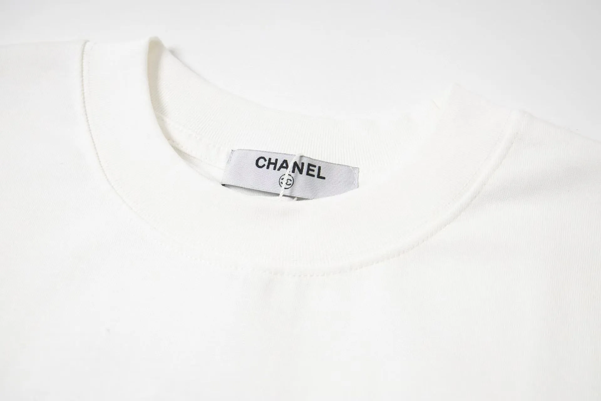 🅿️170 CHanel/Chanel 25ss logo couple style short-sleeved T-shirt. The fabric is 260g double sand pure cotton. It feels very comfortable, fashionable and personalized. It is a super versatile and good-looking T-shirt. It is very suitable for both men and women. It is a must-have for everyone. Packaging, tag, collar label, washed wheat, complete 👍 Color: black, white Size: XS-L