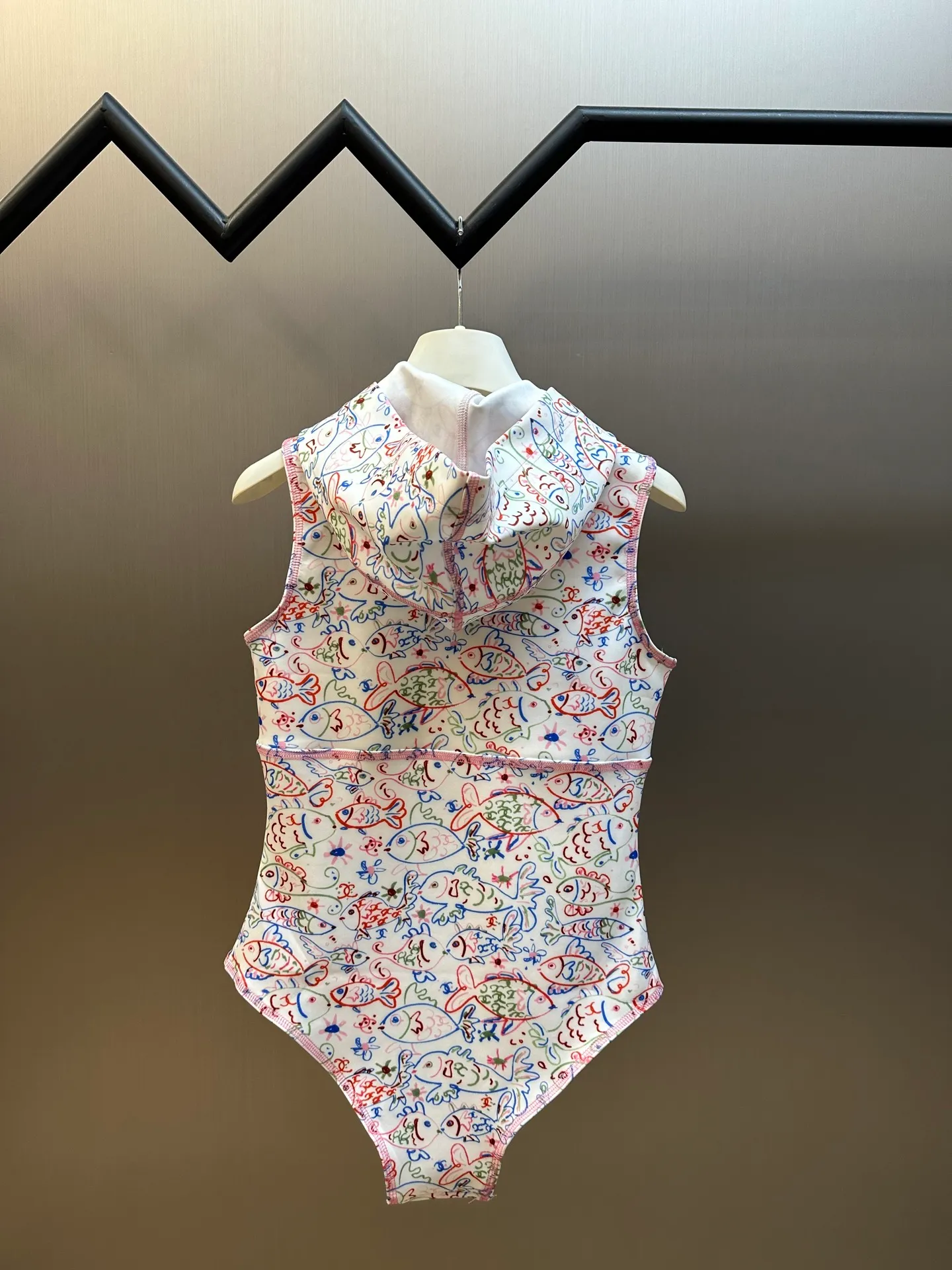 🅿️530 Chanel 25 graffiti swimsuit (women's clothing) This style has no after-sales service‼ ️ Deep-sea adventure, small fish in love, fishing nets, shells and crustaceans... Virginie Viard uses her reverie of the underwater world as a clue to present us a wonderful collision of the deep sea and fashion.  size: 36.38.40