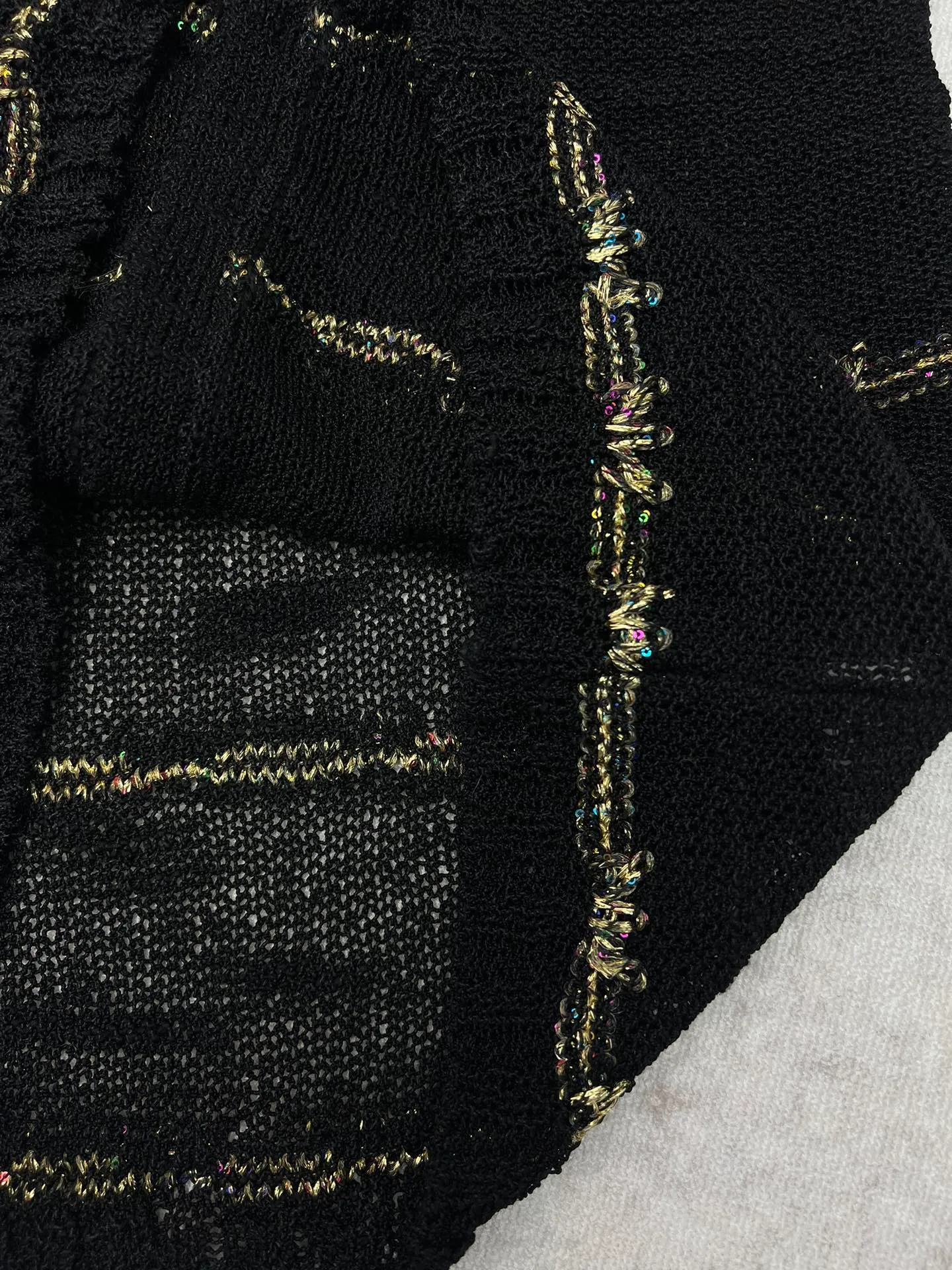 🅿️790 Chanel 25ss handmade series new v-neck knitted top decorated with heavy gold thread embroidery Code number: S.M.L.
