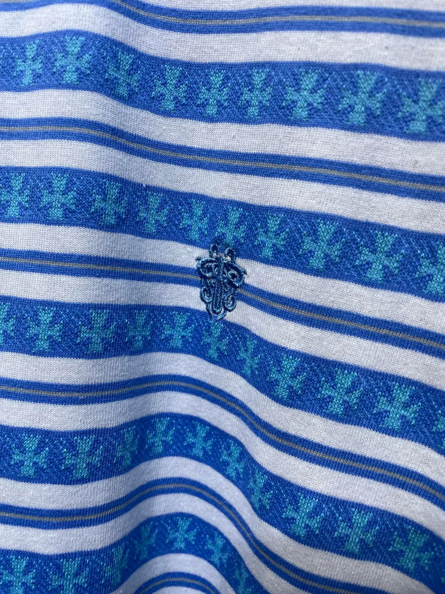 🅿️280 CH🌟【Top original order】Fully printed cross-dyed short sleeves The fabric is made of 26-count oe yarn, which is different from the 21s pure cotton yarn on the market. The different yarns on the market mean that the shape, size, and stitch length of the entire jacquard will be different from the original version. The whole piece has four colors, and they are all colored according to the Z sample. The fabric is printed. The dyeing cycle of Sehe yarn is about 30 days. The entire fabric is made by yarn-dyed jacquard technology. The embroidery thread is fixed-dyed 105d polyester thread, using imported No. 9 needles. The overall pattern density and line arc are basically consistent, and there are three customized accessories. size：s-l