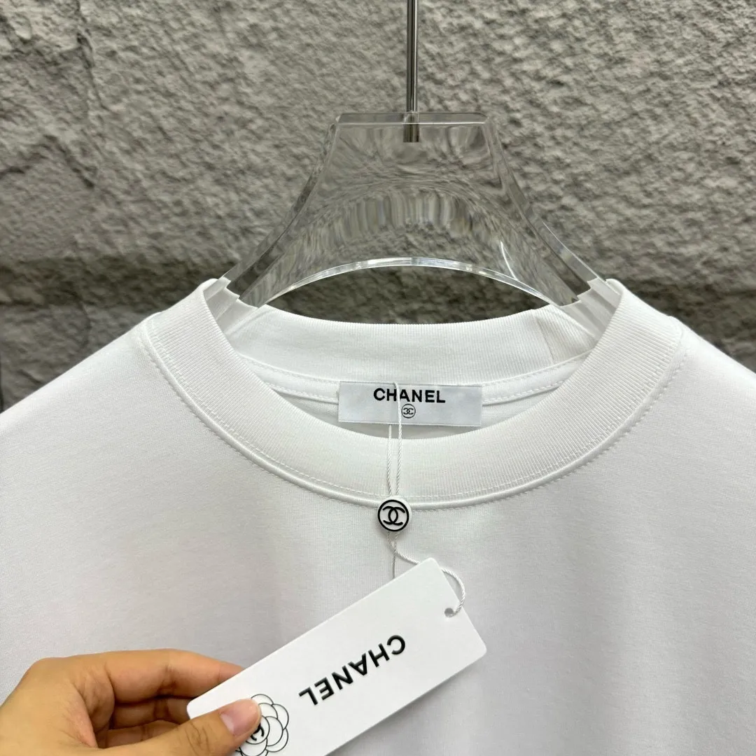 🅿️180 CHANE*Chanel*er 2025 spring and summer new style Classic letter printing Personalized printing on the back Customized double yarn plain cotton fabric Short-sleeved T-shirt Same style for men and women Size: S (90-130 catties) M (120-150 catties) L (140-165 catties) XL (160-180 catties) XXL (180-210 pounds) Color: black white