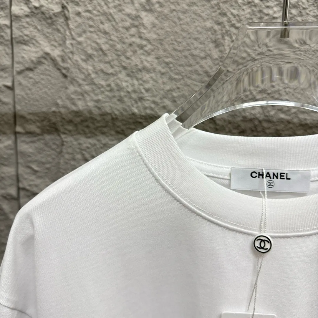 🅿️180 CHANE*Chanel*er 2025 spring and summer new style Classic letter printing Personalized printing on the back Customized double yarn plain cotton fabric Short-sleeved T-shirt Same style for men and women Size: S (90-130 catties) M (120-150 catties) L (140-165 catties) XL (160-180 catties) XXL (180-210 pounds) Color: black white