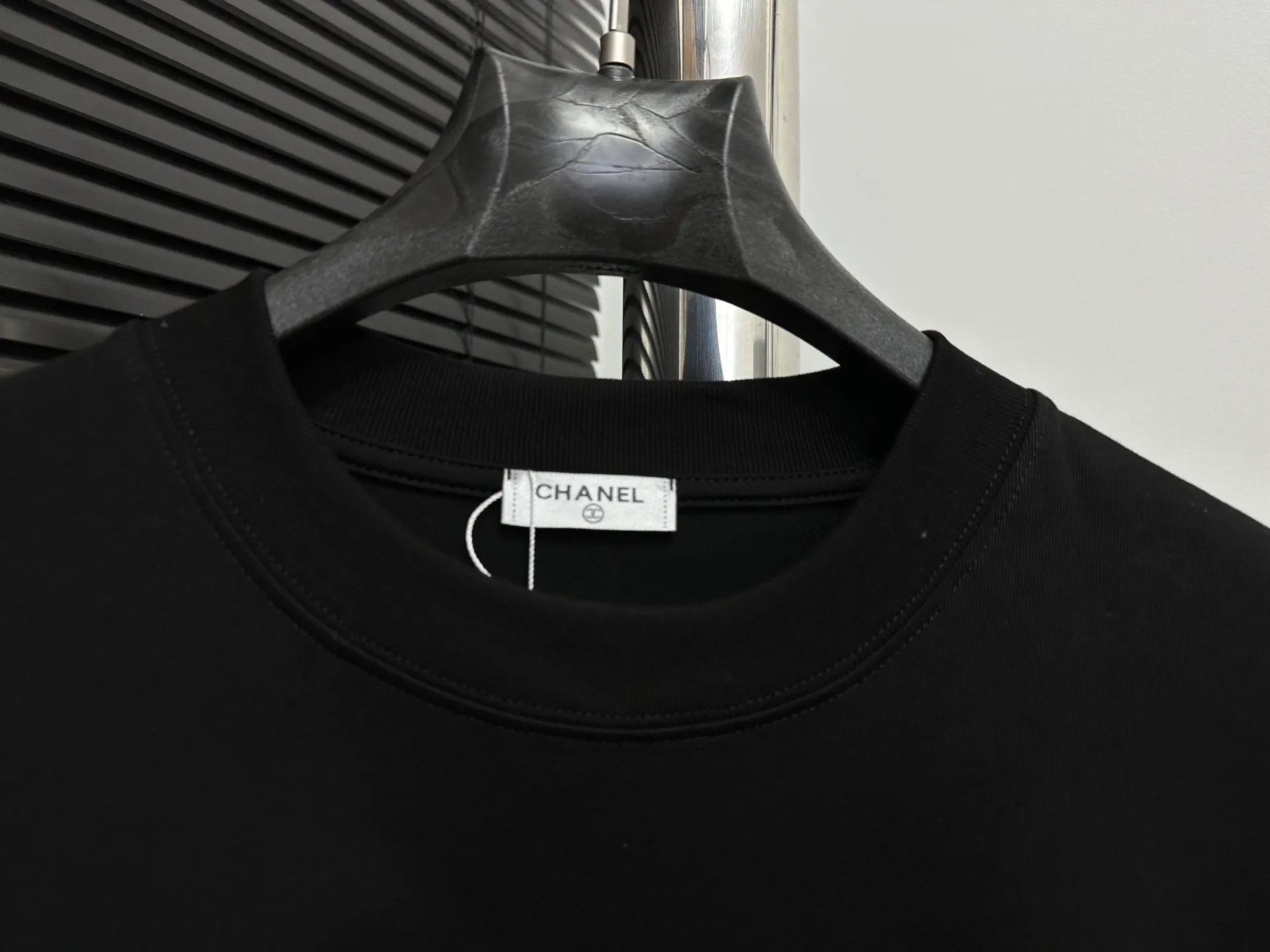 🅿️170 [CHanel] Chanel 25ss logo couple style short-sleeved T-shirt. The fabric is 260g double sand pure cotton. It feels very comfortable, fashionable and personalized. It is a super versatile and good-looking T-shirt. It is very suitable for both men and women. It is a must-have for everyone. Packaging, tag, collar label, washed wheat, complete👍 Color: black, white Size: XS-L