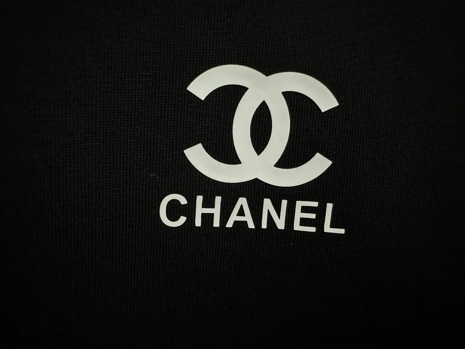 🅿️170 [CHanel] Chanel 25ss logo couple style short-sleeved T-shirt. The fabric is 260g double sand pure cotton. It feels very comfortable, fashionable and personalized. It is a super versatile and good-looking T-shirt. It is very suitable for both men and women. It is a must-have for everyone. Packaging, tag, collar label, washed wheat, complete👍 Color: black, white Size: XS-L