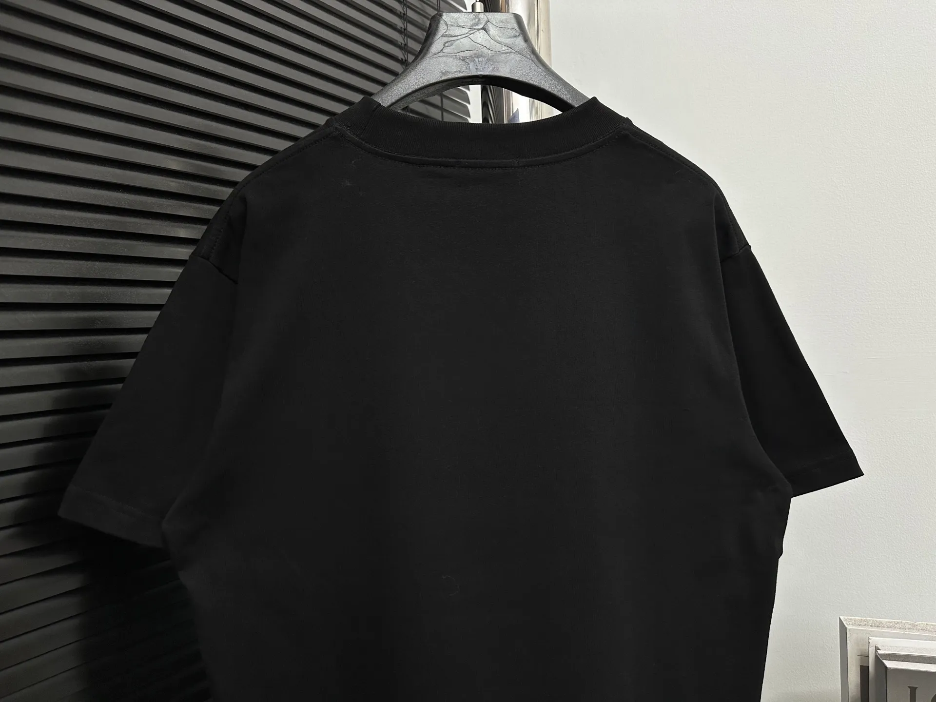 🅿️170 [CHanel] Chanel 25ss logo couple style short-sleeved T-shirt. The fabric is 260g double sand pure cotton. It feels very comfortable, fashionable and personalized. It is a super versatile and good-looking T-shirt. It is very suitable for both men and women. It is a must-have for everyone. Packaging, tag, collar label, washed wheat, complete👍 Color: black, white Size: XS-L