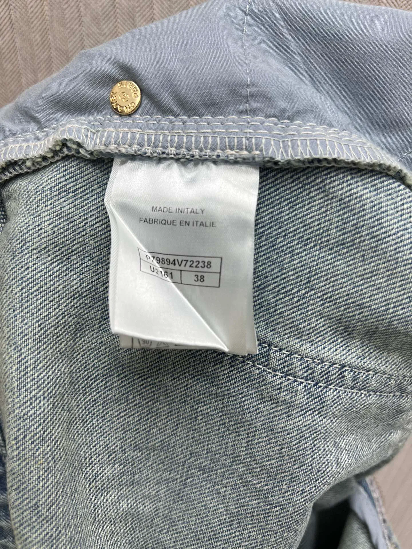 🅿️520 25ss Xiaoxiang’s new bundled hem denim trousers. Customized denim cotton material, multiple washes, crisp and stylish. The waistband is wrapped with chain weaving to highlight the brand’s tone. Exquisite placket button adjustment adds layering to the look. Gradient washing process from dark to light to modify the leg shape and beautify the proportions. High-waisted buttoned trousers, can be matched with the same series of vests. Fashionable as a set or worn alone. Number of yards: 36.38.40