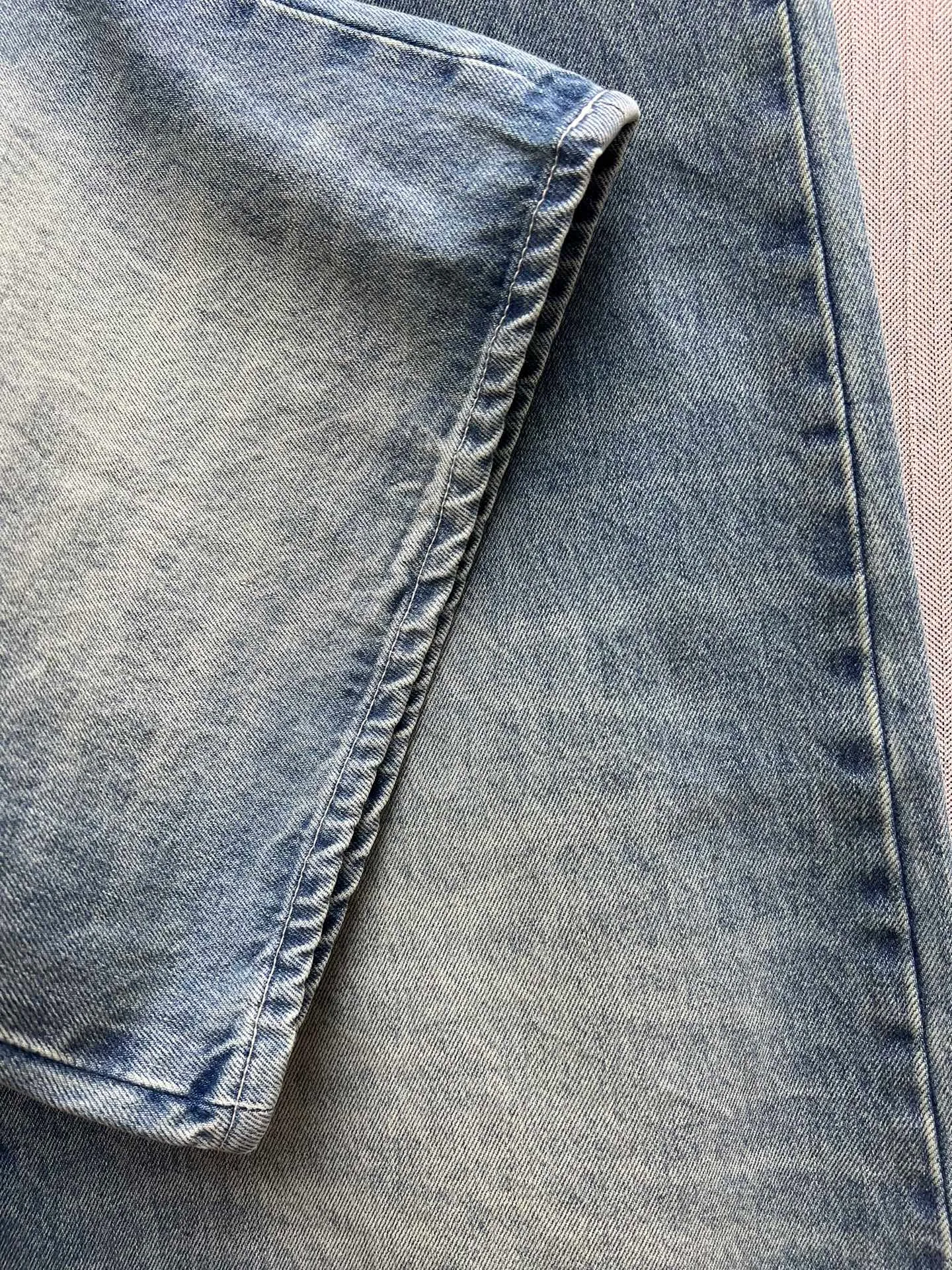 🅿️520 25ss Xiaoxiang’s new bundled hem denim trousers. Customized denim cotton material, multiple washes, crisp and stylish. The waistband is wrapped with chain weaving to highlight the brand’s tone. Exquisite placket button adjustment adds layering to the look. Gradient washing process from dark to light to modify the leg shape and beautify the proportions. High-waisted buttoned trousers, can be matched with the same series of vests. Fashionable as a set or worn alone. Number of yards: 36.38.40