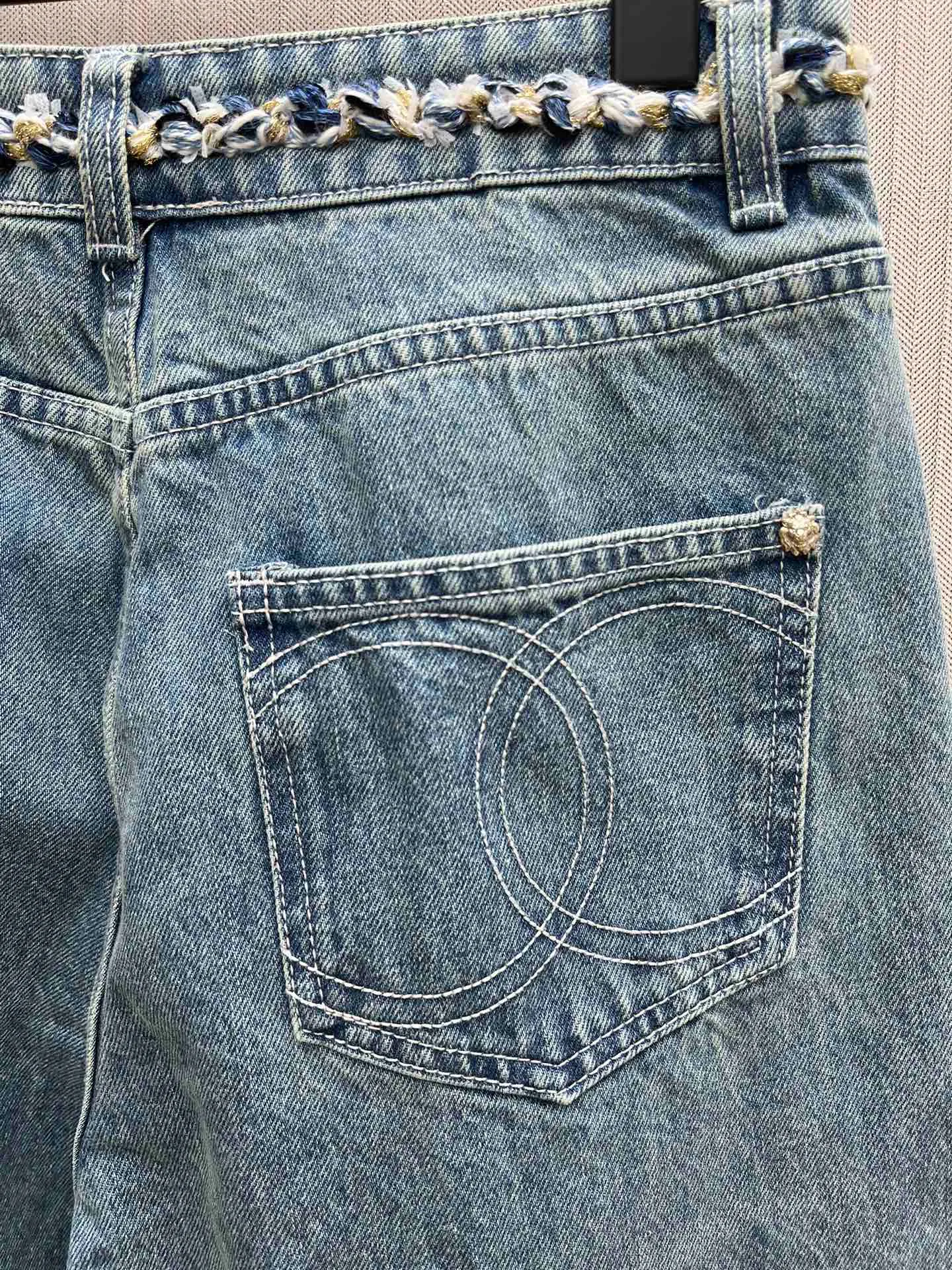 🅿️520 25ss Xiaoxiang’s new bundled hem denim trousers. Customized denim cotton material, multiple washes, crisp and stylish. The waistband is wrapped with chain weaving to highlight the brand’s tone. Exquisite placket button adjustment adds layering to the look. Gradient washing process from dark to light to modify the leg shape and beautify the proportions. High-waisted buttoned trousers, can be matched with the same series of vests. Fashionable as a set or worn alone. Number of yards: 36.38.40