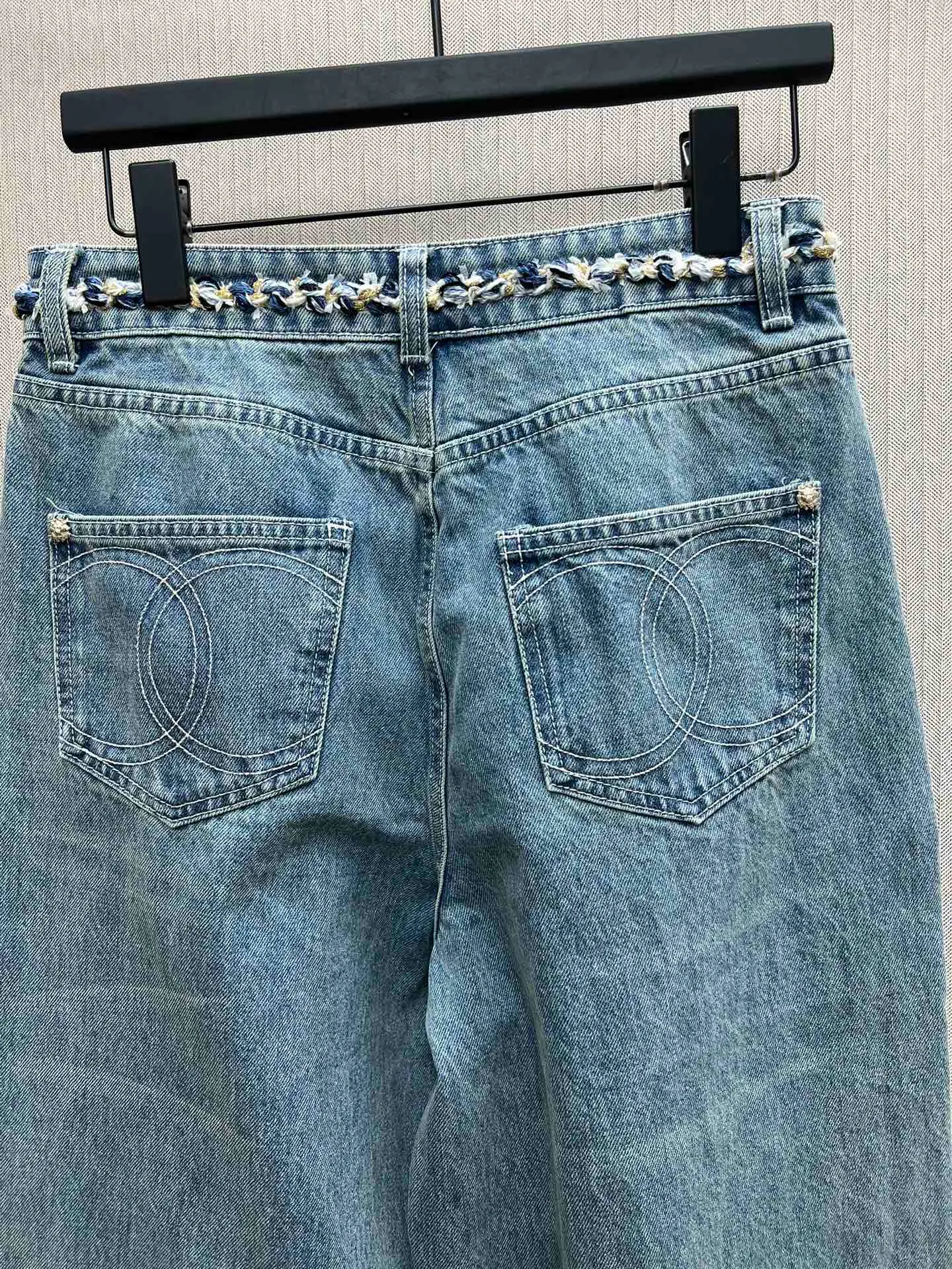 🅿️520 25ss Xiaoxiang’s new bundled hem denim trousers. Customized denim cotton material, multiple washes, crisp and stylish. The waistband is wrapped with chain weaving to highlight the brand’s tone. Exquisite placket button adjustment adds layering to the look. Gradient washing process from dark to light to modify the leg shape and beautify the proportions. High-waisted buttoned trousers, can be matched with the same series of vests. Fashionable as a set or worn alone. Number of yards: 36.38.40