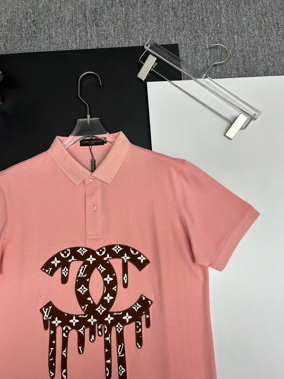 🅿️210 CHANEL&LV Chanel Louis Vuitton joint letter embroidered new Polo shirt Original fabric Original customized accessories Official same style Made of 210 grams of mercerized pique fabric, customized in the same vat dyed fabric It feels very comfortable and smooth The version is quite wide and stylish Produced by a first-line brand OEM factory Imported Behringer embroidery machine The embroidery is full and textured The ribs on the collar and mouth are woven with imported yarn and will not deform after long-term wear The latest spring and summer style, fashionable and personalized, super versatile and good-looking, very suitable for both men and women, a must-have style for everyone. Color: black, white, pink, size: M-XXXL