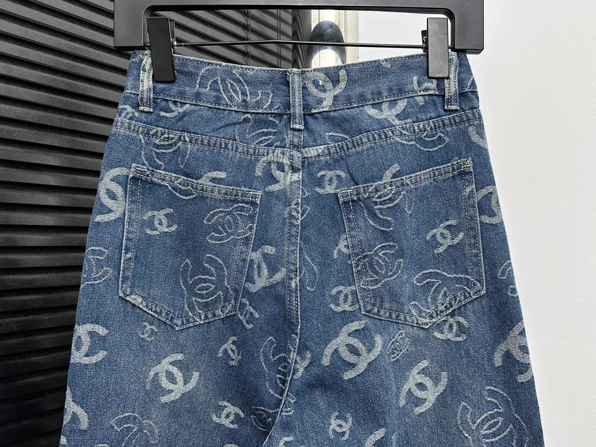 🅿️250 [Chanel] Xiaoxiang all-over printed denim trousers. Lazy style, fashionable and versatile. These jeans are really cool with wide legs. They cover the flesh and trim the crotch. It is good news for girls with voluptuous muscles. This highly recognizable style has a high rate of return. It must be a popular item this year. Size: XS-L