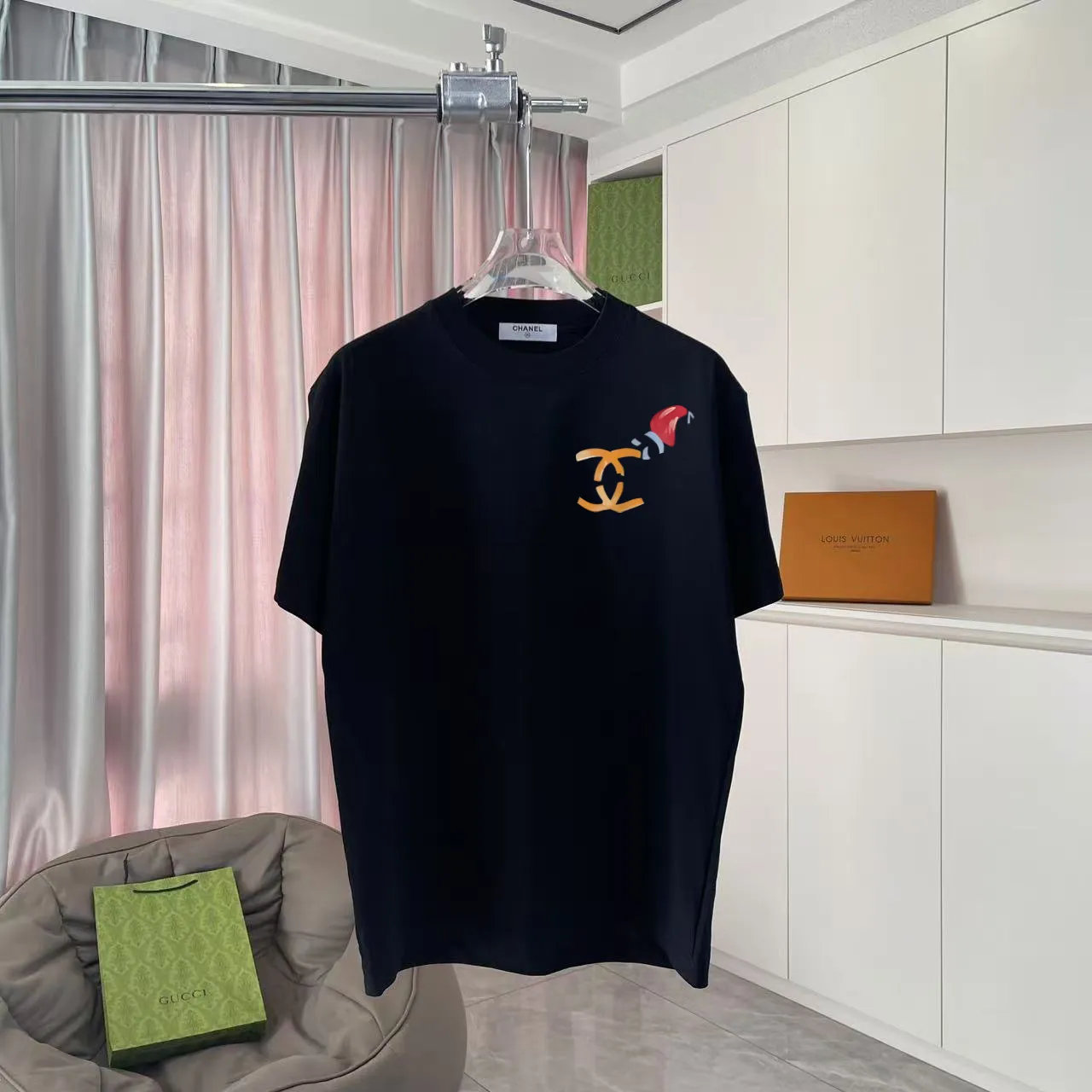 🅿️180 CHANEL 2025 spring and summer new style Double C letter logo printing short-sleeved T-shirt Customized fabric 300g Same style for men and women Size: S M L XL XXL five codes Color: black white pink rose red