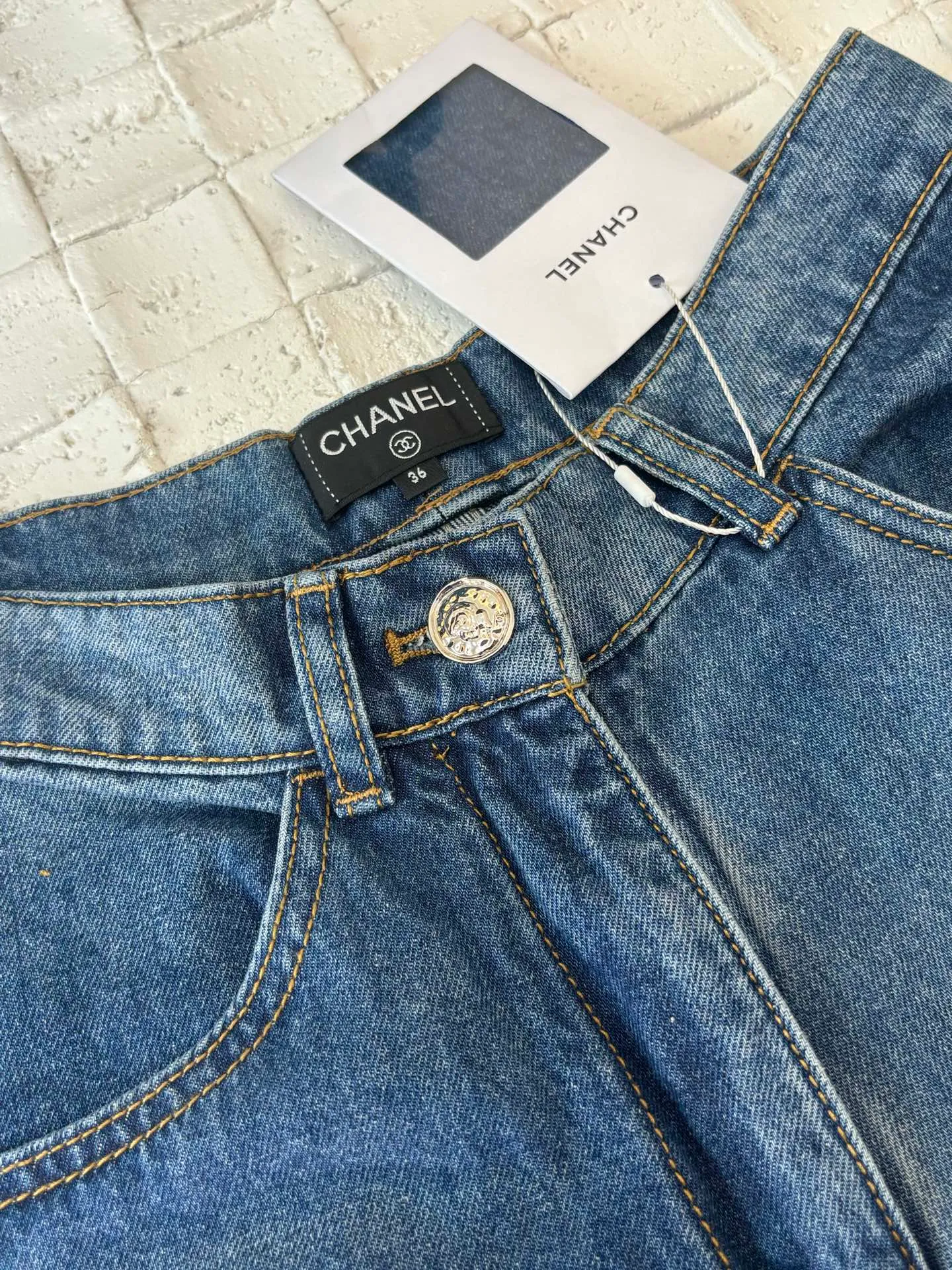 🅿️710 Chane*/Chanel 25 new feather rhinestone rubbed wide-leg jeans. Made of imported denim cotton material, the fabric is soft and comfortable. It has good breathability and is treated with repeated enzyme washing process, which is not easy to dye and discolor. The waist, crotch and thighs are simulated to show an even rub and whitening effect. The old and retro feel is doubled, and the high-waist buttoned double pocket design is interlaced with multi-color rhinestones to form a feather pattern. The brand style is instantly improved, and the comfortable fabric is worn without a sense of restraint. Relaxed and fashionable, the wide-leg version accommodates and modifies the shape of your legs. It is full of high-street casual style, perfect for daily vacations and dates. Size: 36/38/40