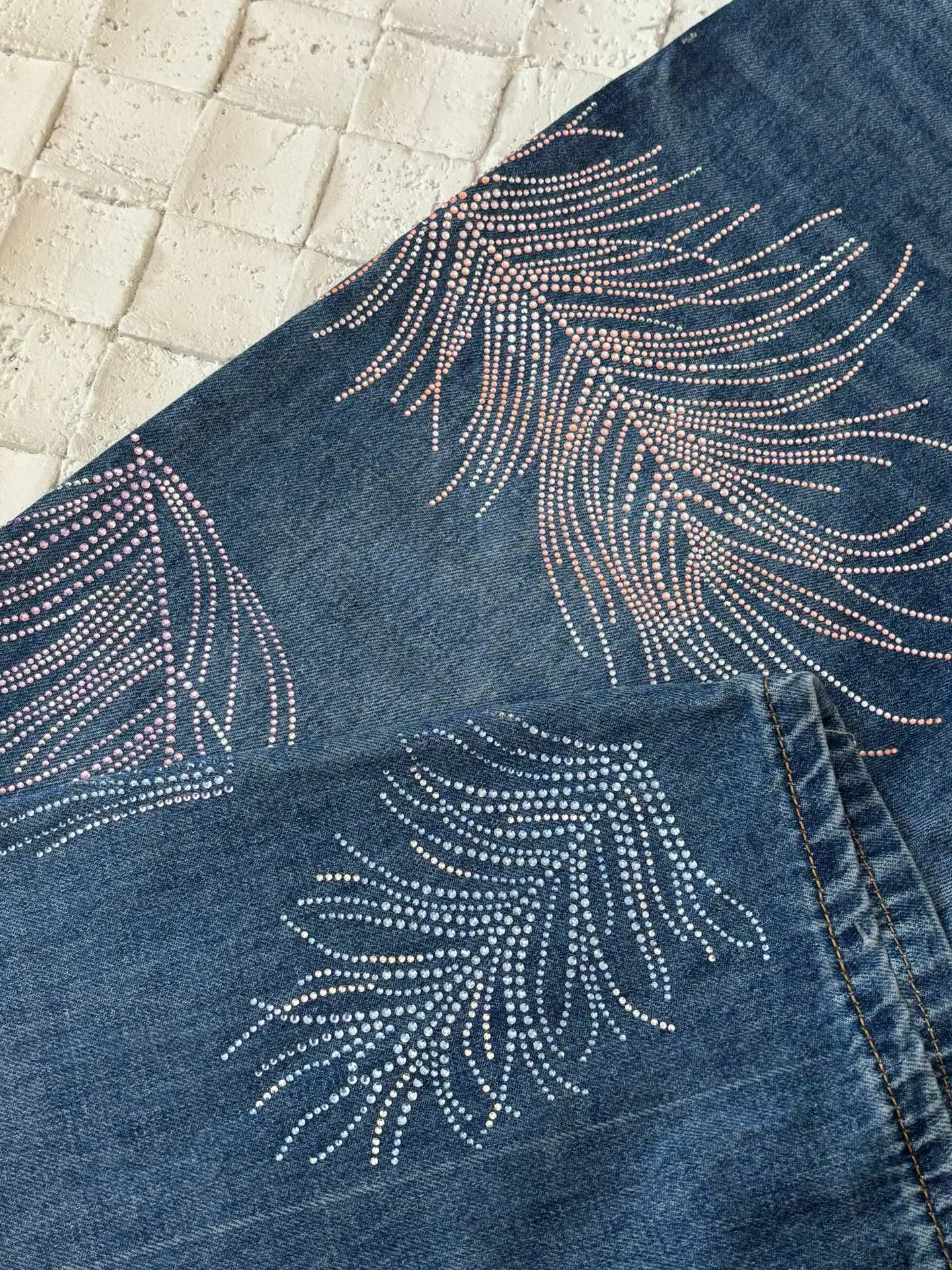 🅿️710 Chane*/Chanel 25 new feather rhinestone rubbed wide-leg jeans. Made of imported denim cotton material, the fabric is soft and comfortable. It has good breathability and is treated with repeated enzyme washing process, which is not easy to dye and discolor. The waist, crotch and thighs are simulated to show an even rub and whitening effect. The old and retro feel is doubled, and the high-waist buttoned double pocket design is interlaced with multi-color rhinestones to form a feather pattern. The brand style is instantly improved, and the comfortable fabric is worn without a sense of restraint. Relaxed and fashionable, the wide-leg version accommodates and modifies the shape of your legs. It is full of high-street casual style, perfect for daily vacations and dates. Size: 36/38/40