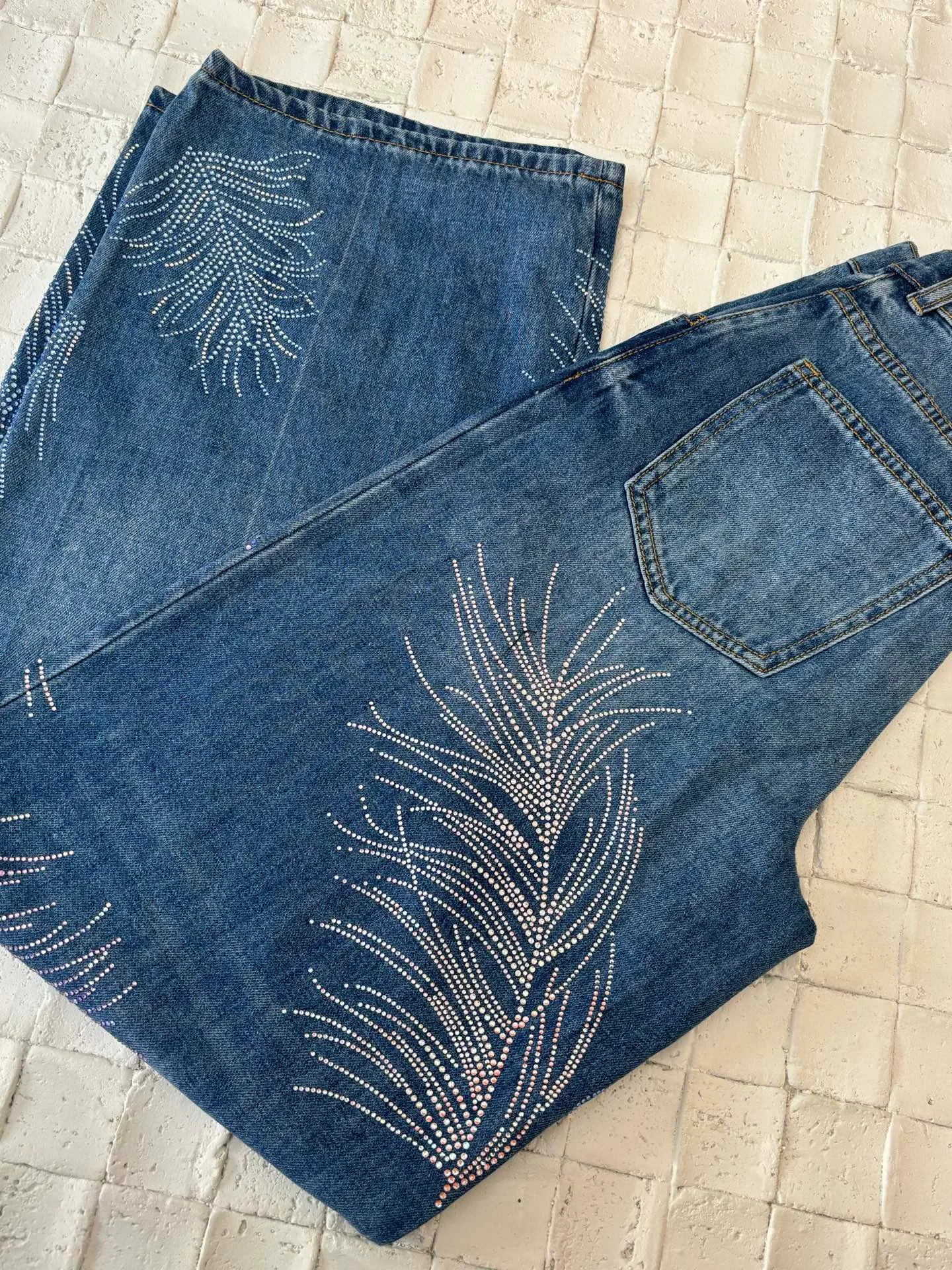 🅿️710 Chane*/Chanel 25 new feather rhinestone rubbed wide-leg jeans. Made of imported denim cotton material, the fabric is soft and comfortable. It has good breathability and is treated with repeated enzyme washing process, which is not easy to dye and discolor. The waist, crotch and thighs are simulated to show an even rub and whitening effect. The old and retro feel is doubled, and the high-waist buttoned double pocket design is interlaced with multi-color rhinestones to form a feather pattern. The brand style is instantly improved, and the comfortable fabric is worn without a sense of restraint. Relaxed and fashionable, the wide-leg version accommodates and modifies the shape of your legs. It is full of high-street casual style, perfect for daily vacations and dates. Size: 36/38/40