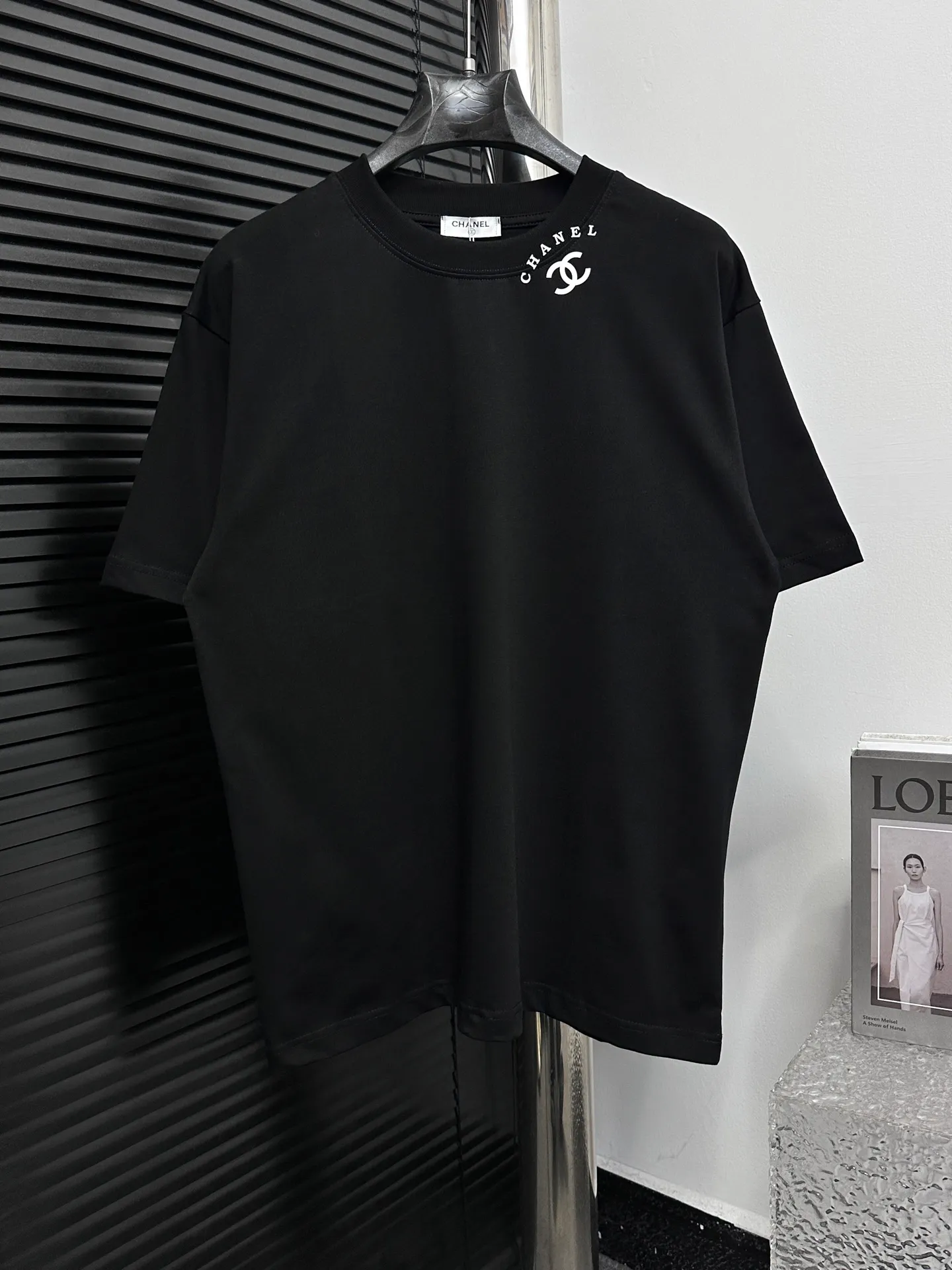 🅿️170 [CHanel] Chanel 25ss logo couple style short-sleeved T-shirt. The fabric is 260g double sand pure cotton. It feels very comfortable, fashionable and personalized. It is a super versatile and good-looking T-shirt. It is very suitable for both men and women. It is a must-have for everyone. Packaging, tag, collar label, washed wheat, complete👍 Color: black, white Size: XS-L