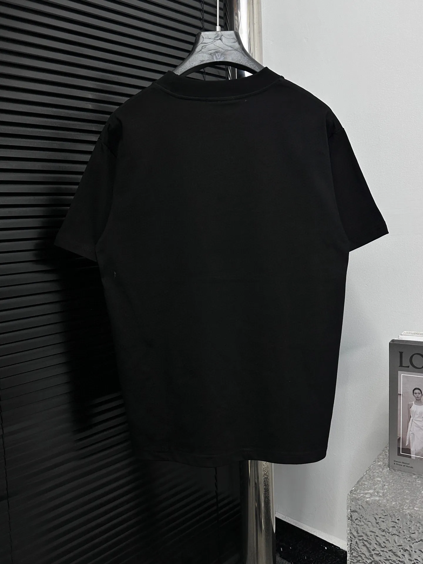 🅿️170 [CHanel] Chanel 25ss logo couple style short-sleeved T-shirt. The fabric is 260g double sand pure cotton. It feels very comfortable, fashionable and personalized. It is a super versatile and good-looking T-shirt. It is very suitable for both men and women. It is a must-have for everyone. Packaging, tag, collar label, washed wheat, complete👍 Color: black, white Size: XS-L