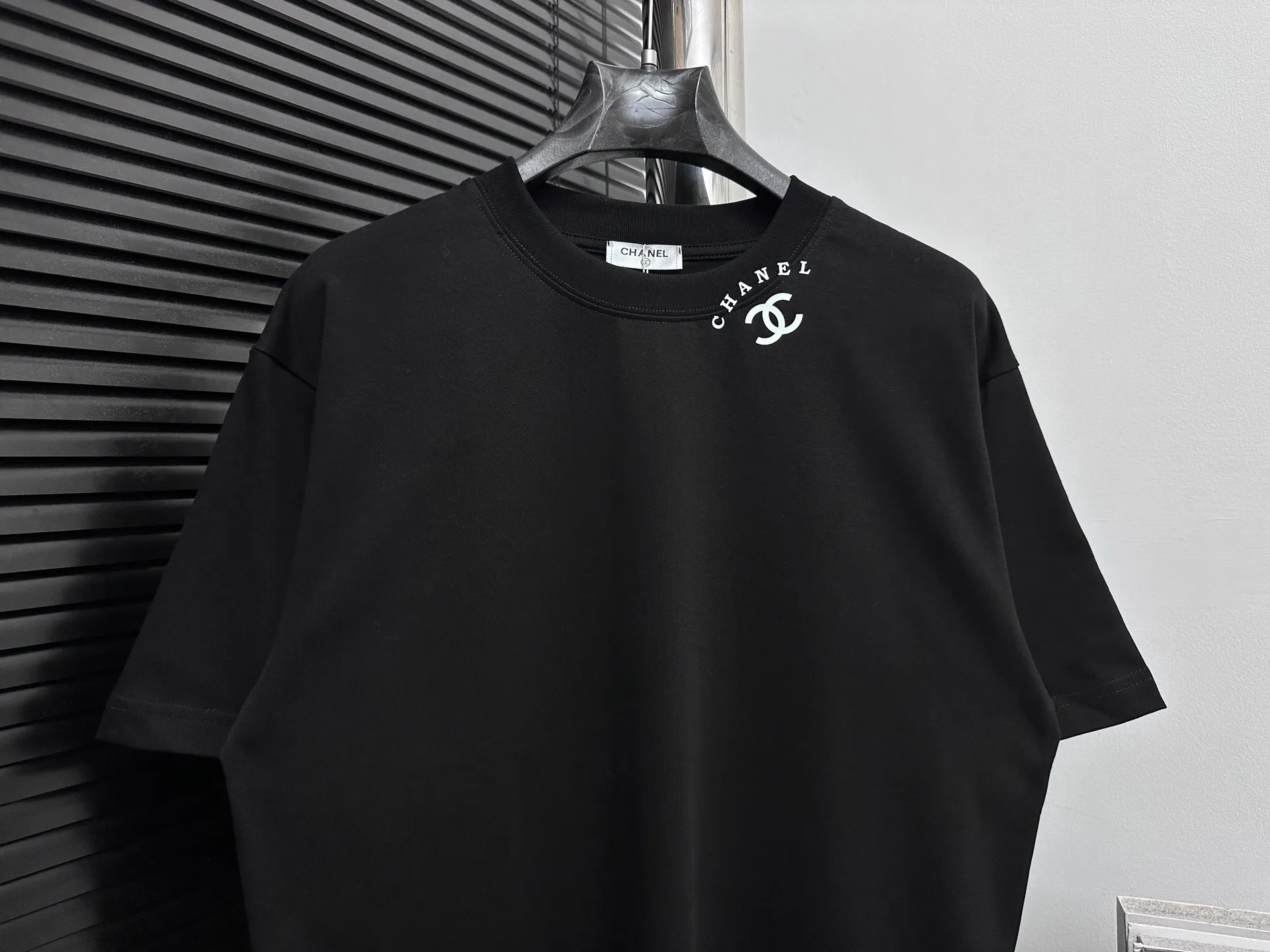 🅿️170 [CHanel] Chanel 25ss logo couple style short-sleeved T-shirt. The fabric is 260g double sand pure cotton. It feels very comfortable, fashionable and personalized. It is a super versatile and good-looking T-shirt. It is very suitable for both men and women. It is a must-have for everyone. Packaging, tag, collar label, washed wheat, complete👍 Color: black, white Size: XS-L
