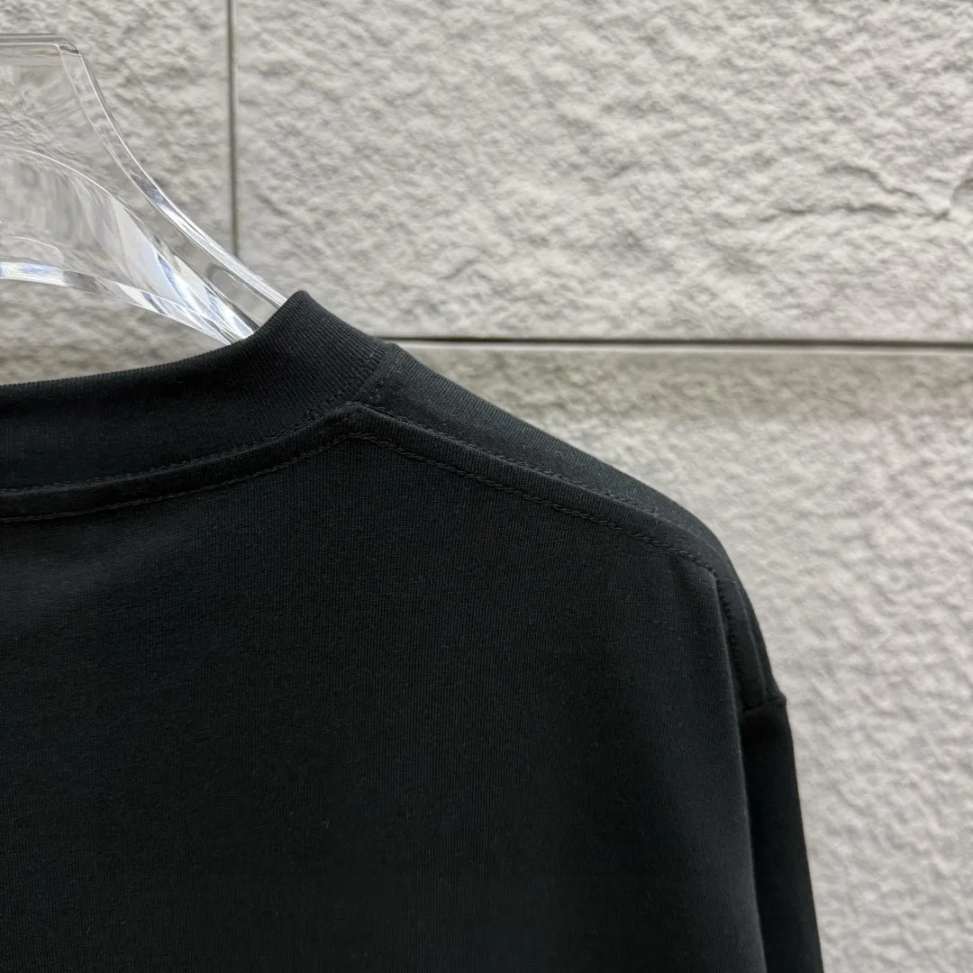 🅿️180 CHANE*Chanel*er 2025 spring and summer new style, classic letter small embroidery, customized double yarn plain cotton fabric, short-sleeved T-shirt, same style for men and women. Size: S (90-130 catties) M (120-150 catties) L (140-165 catties) XL (160-180 catties) XXL (180-210 catties) Color: black white