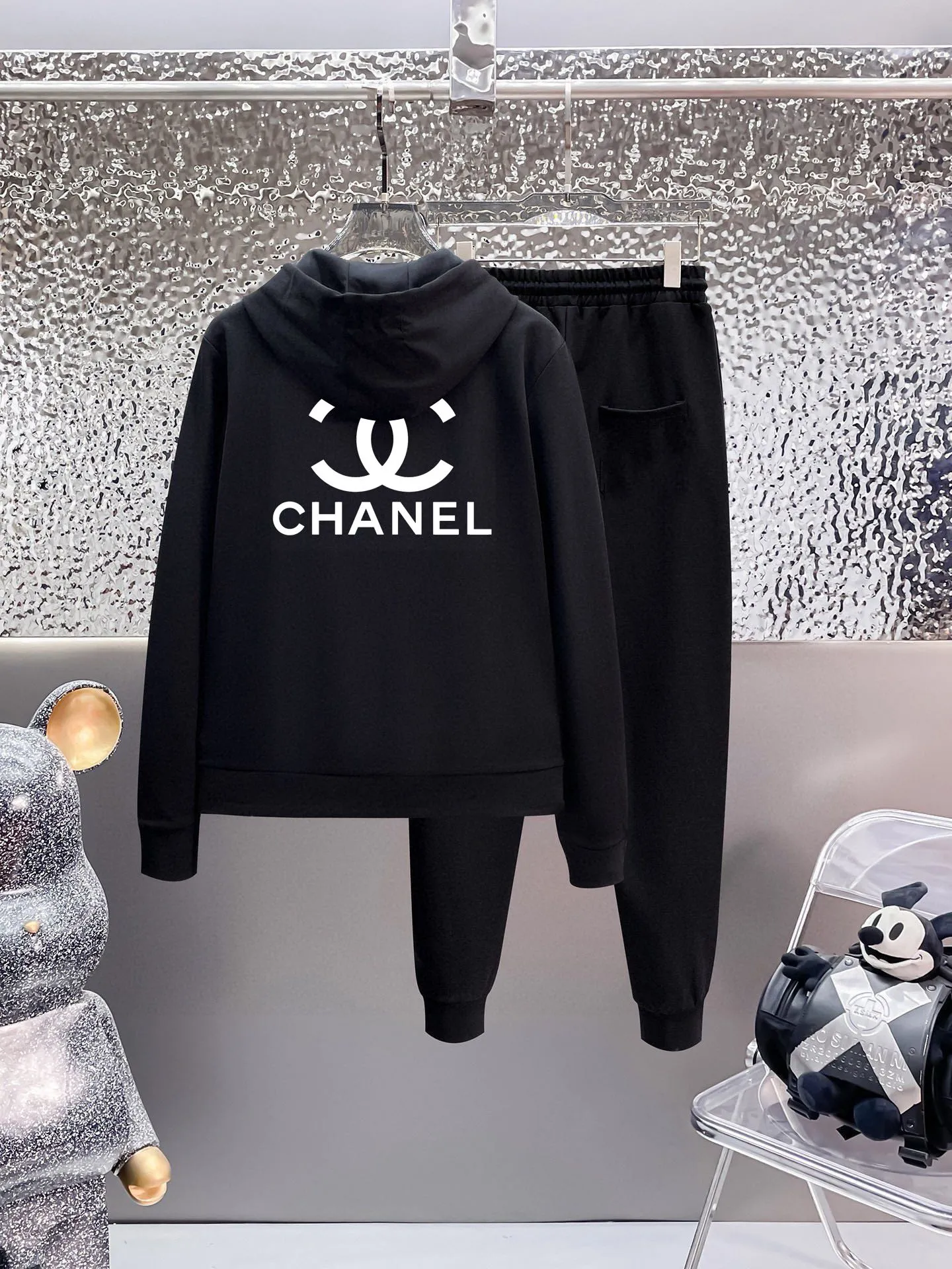 🅿️420 [CHANEL Chanel] (Fat Man Gospel) hot-selling suit is coming. Focus on the original version of the official website. 2025 new hot-selling cardigan and sweatshirt suit. The original order is the best. 🇭🇰The meticulous work of top designers. Just for a fitting and perfect upper body effect. All-natural high-quality Roman cotton 100%, close-fitting comfort, noble and elegant! Original hardware embodies elegance and nobility! Counter size: M-5XL (maximum wear up to 220 pounds)