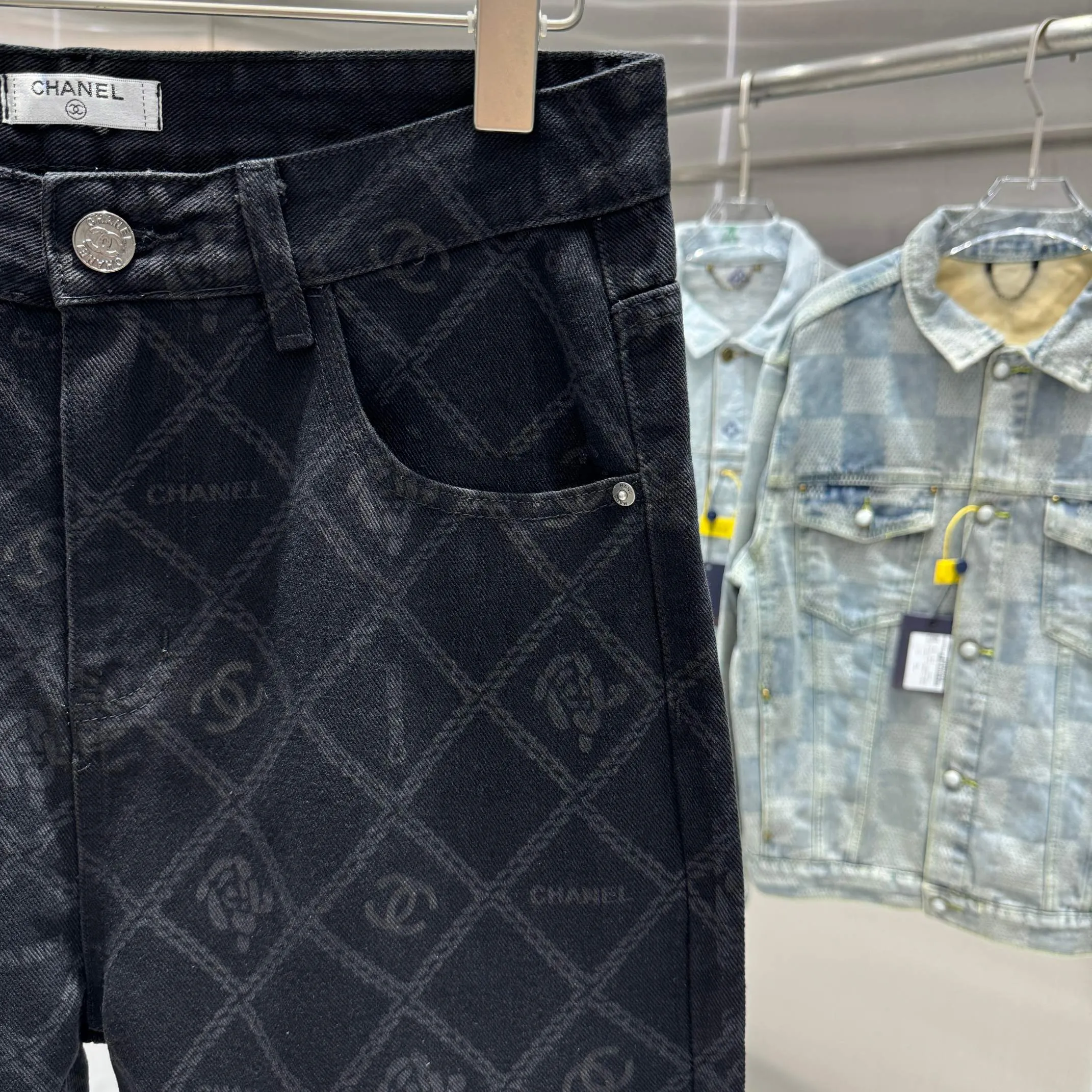 🅿️270 Chanel 25 new products, jeans with letters sprayed all over the body! Specific latest brand leather label blockbuster item ~ private channel rare product! No matter from the pattern, fabric or small details of hardware accessories, you can't be picky! Customer-supplied hardware accessories Imported customer-supplied custom-woven denim and cotton fabrics, fashionable and individual. Super versatile and good-looking, a must-have style. Very good-looking Size: 28 30 32 34 36 Color: black