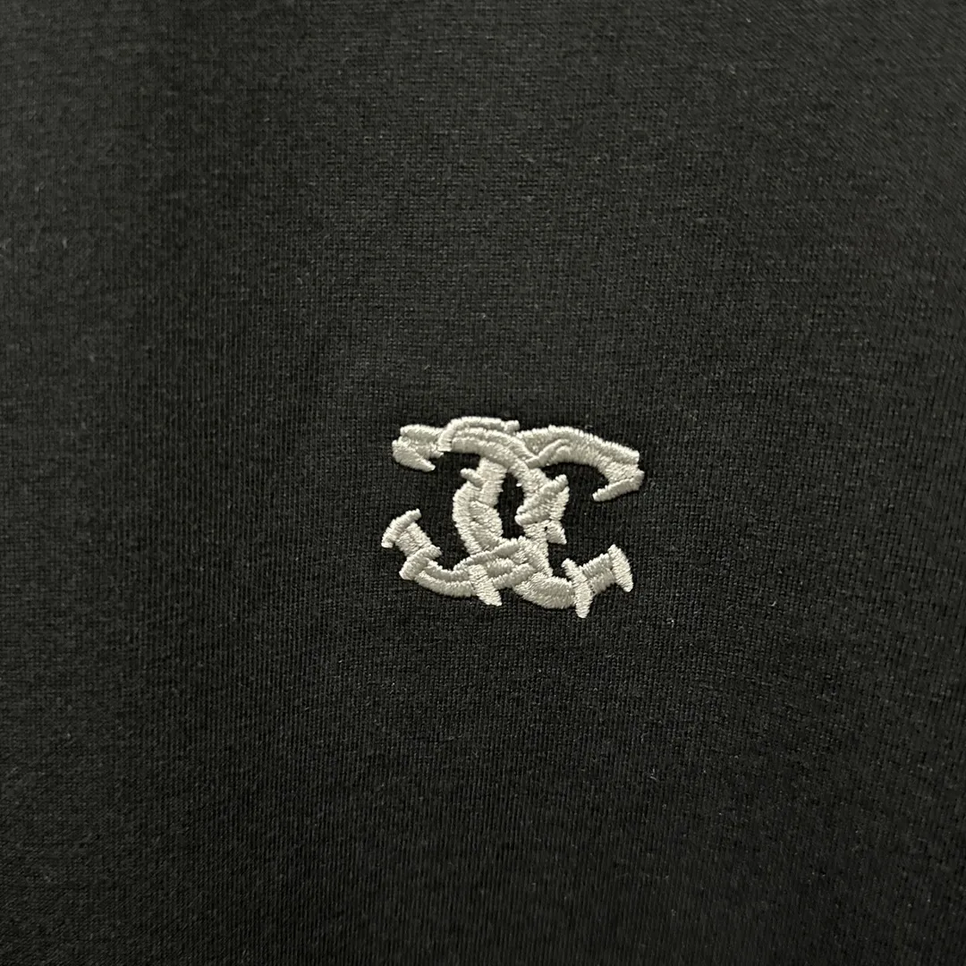 🅿️190 CHANE*Chanel*er 2025 spring and summer new style Classic bamboo letter embroidery Personalized three-dimensional silicone armband Customized double yarn plain cotton fabric Short-sleeved T-shirt Unisex Size: S (90-130 catties) M (120-150 catties) L (140-165 catties) XL (160-180 catties) XXL (180-210 pounds) Color: black white