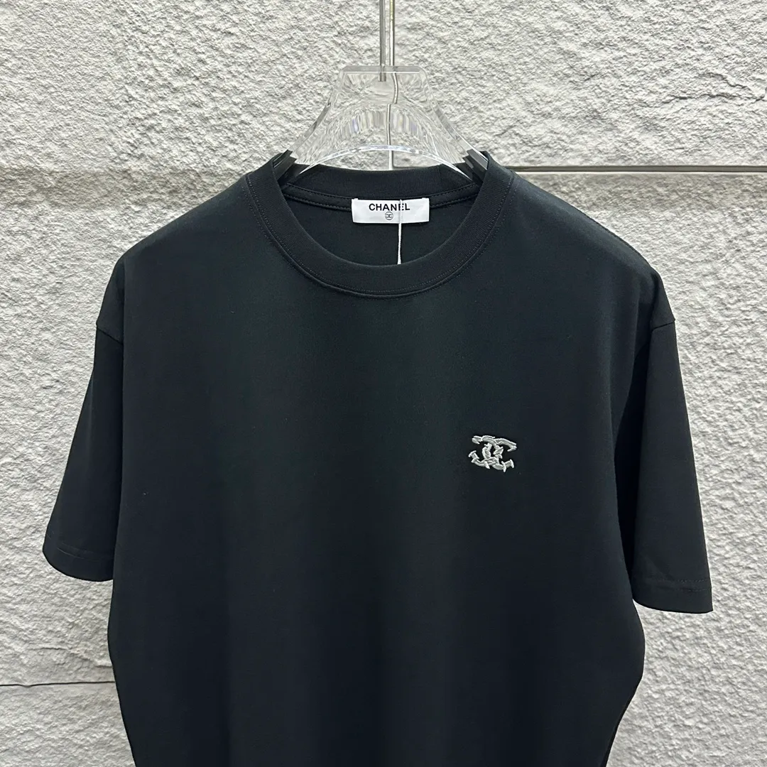 🅿️190 CHANE*Chanel*er 2025 spring and summer new style Classic bamboo letter embroidery Personalized three-dimensional silicone armband Customized double yarn plain cotton fabric Short-sleeved T-shirt Unisex Size: S (90-130 catties) M (120-150 catties) L (140-165 catties) XL (160-180 catties) XXL (180-210 pounds) Color: black white
