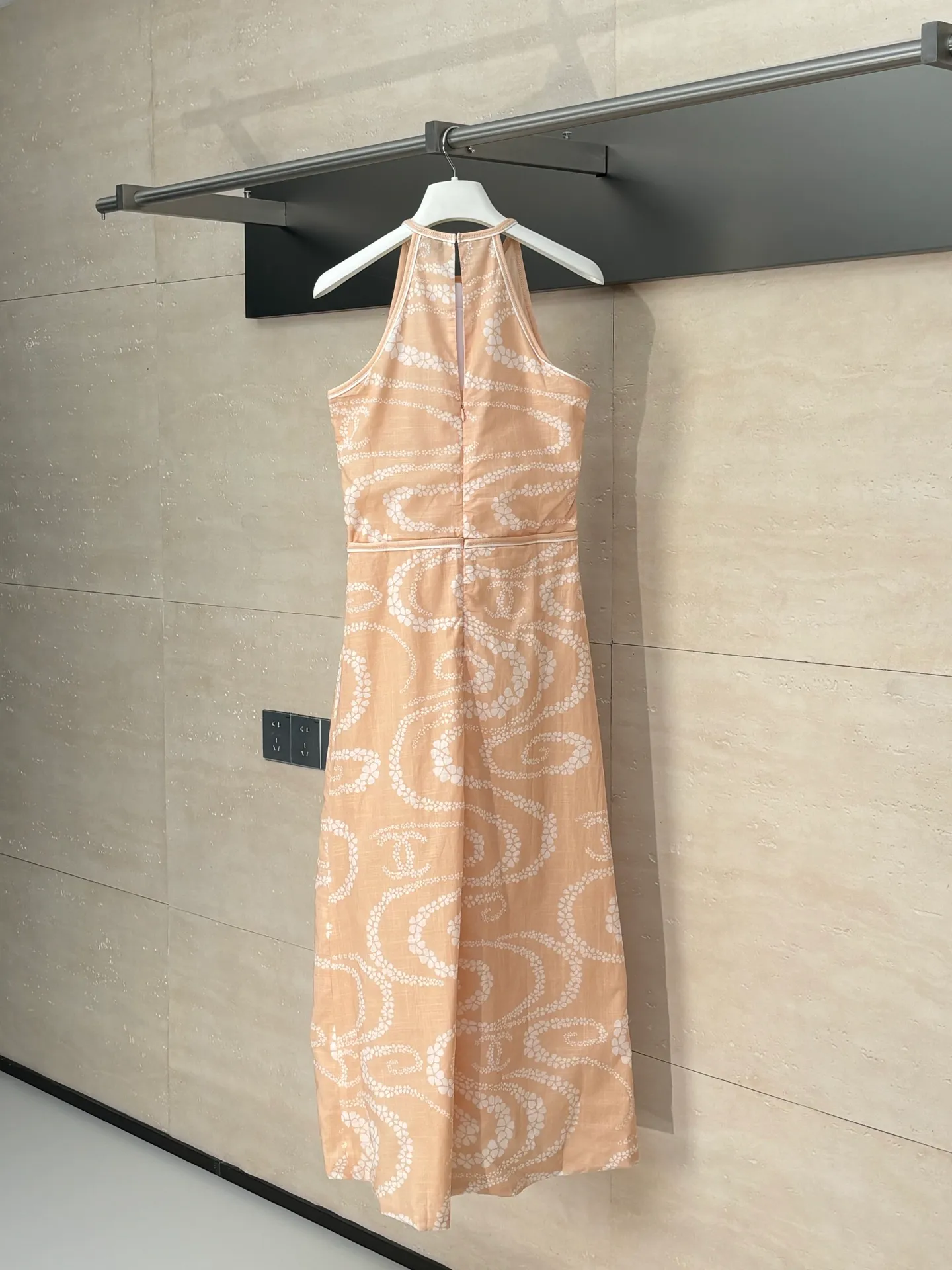 🅿️590 Chane*/Chanel Xiaoxiang 25coco beach holiday series new vest dress. Custom-woven and dyed cotton printed fabric. Decorated with flowers and brand logo patterns. The hem is slit to highlight the figure. Paired with a belt of the same color. A must-have for traveling babies. Size: 36/38/40