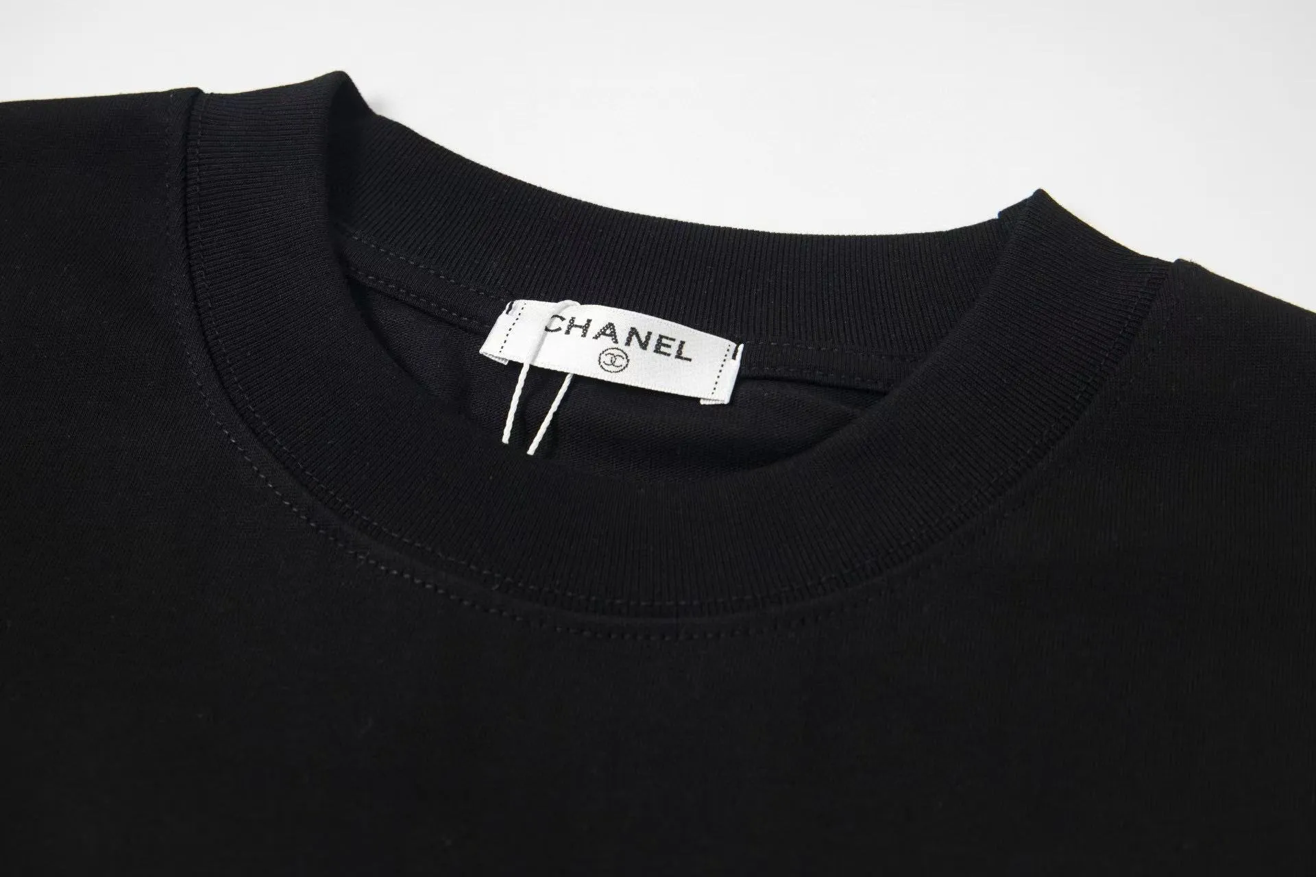 🅿️170 CHanel/Chanel 25ss logo couple style short-sleeved T-shirt. The fabric is 260g double sand pure cotton. It feels very comfortable, fashionable and personalized. It is a super versatile and good-looking T-shirt. It is very suitable for both men and women. It is a must-have for everyone. Packaging, tag, collar label, washed wheat, complete 👍 Color: black, white Size: XS-L