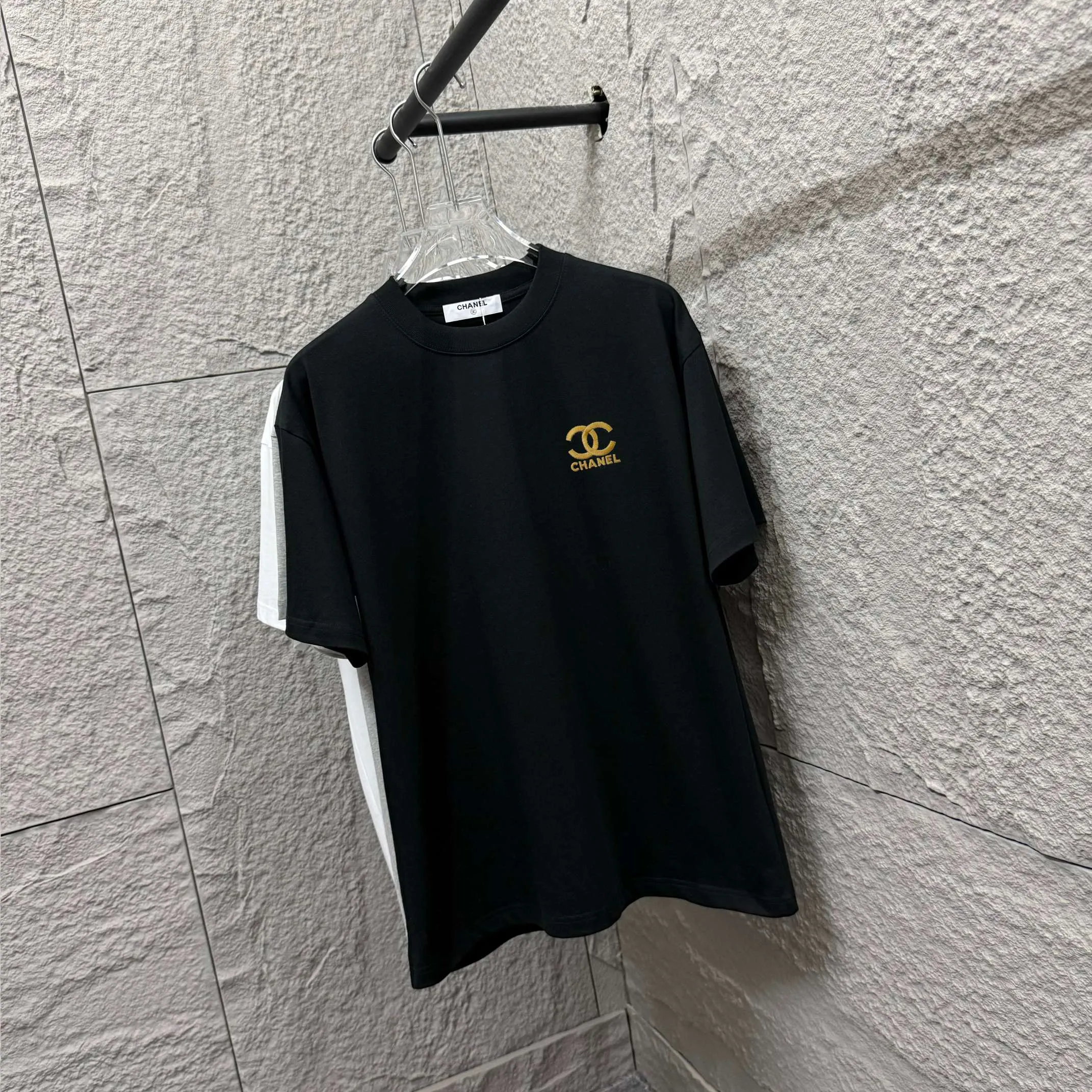 🅿️180 Chane*Chanel*2025 spring and summer new style Classic letter totem embroidery Customized double yarn plain cotton fabric Short-sleeved T-shirt Uniform for men and women Size: S (90-130 catties) M (120-150 catties) L (140-165 catties) XL (160-180 catties) XXL (180-210 catties) Color: Black white