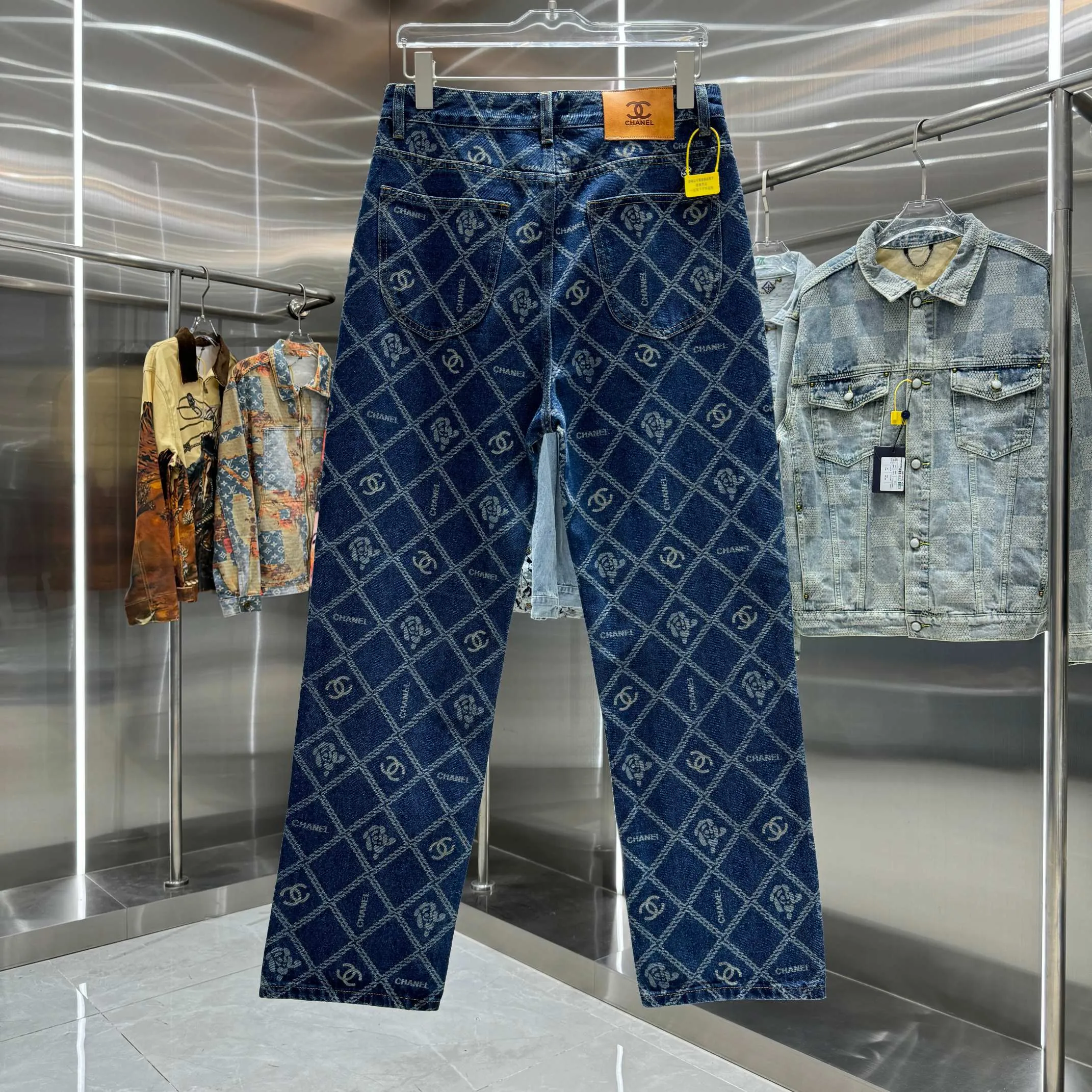🅿️270 Chanel 25 new products, jeans with letters sprayed all over the body! Specific latest brand leather label blockbuster item ~ private channel rare product! No matter from the pattern, fabric or small details of hardware accessories, you can't be picky! Customer-supplied hardware accessories Imported customer-supplied custom-woven denim cotton fabric, fashionable and individual. Super versatile and good-looking, a must-have for everyone. Very good-looking Size: 28 30 32 34 36 Color: dark blue