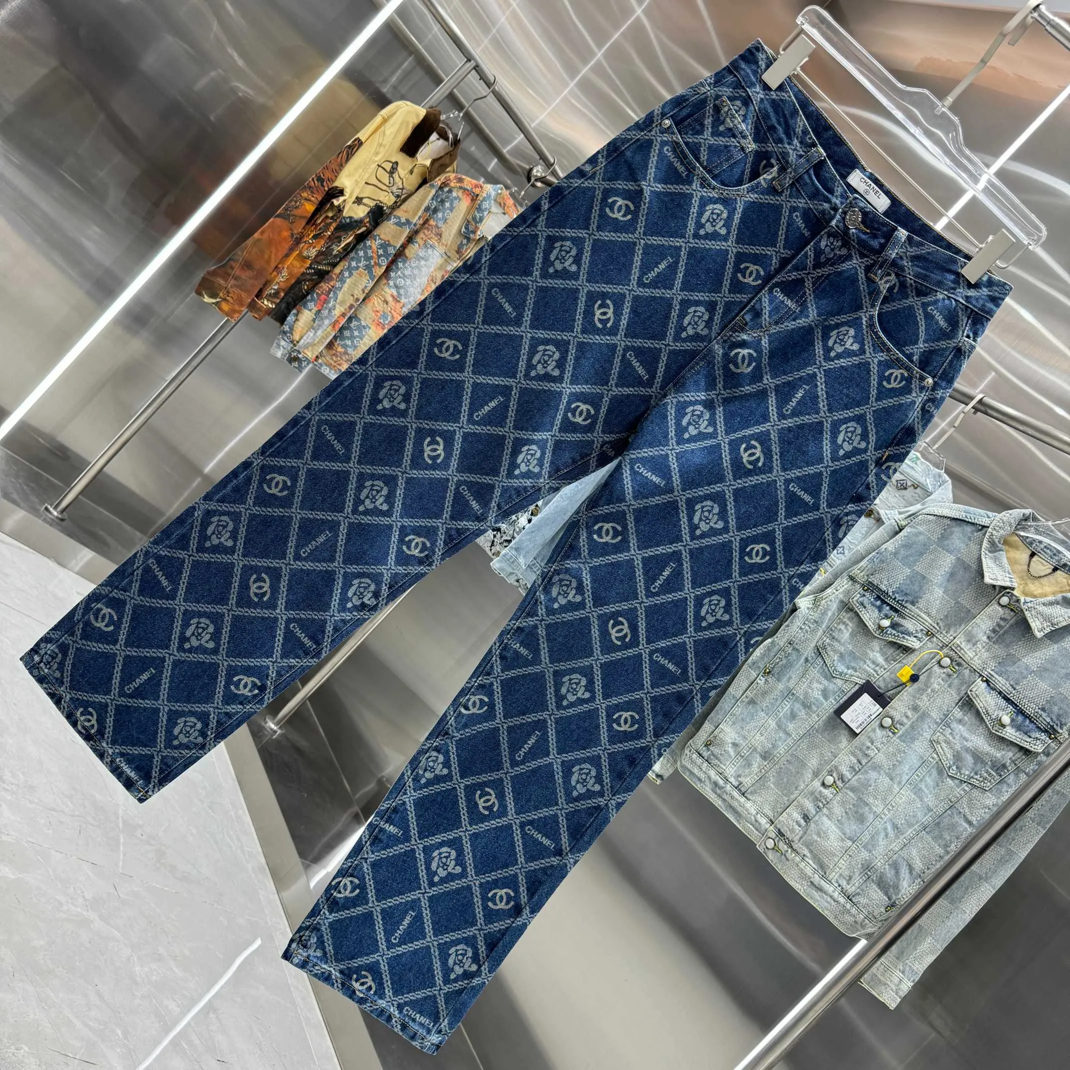 🅿️270 Chanel 25 new products, jeans with letters sprayed all over the body! Specific latest brand leather label blockbuster item ~ private channel rare product! No matter from the pattern, fabric or small details of hardware accessories, you can't be picky! Customer-supplied hardware accessories Imported customer-supplied custom-woven denim cotton fabric, fashionable and individual. Super versatile and good-looking, a must-have for everyone. Very good-looking Size: 28 30 32 34 36 Color: dark blue