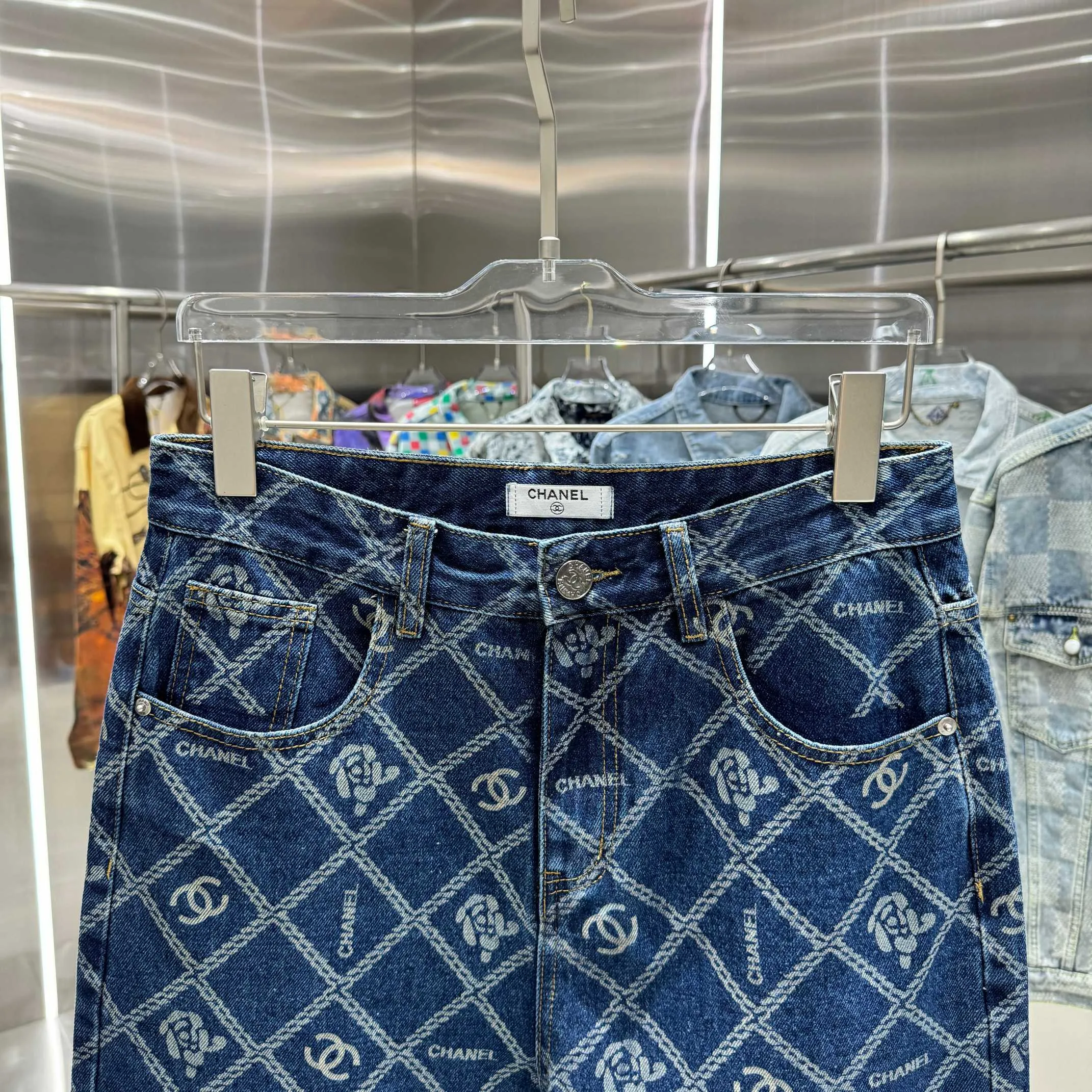 🅿️270 Chanel 25 new products, jeans with letters sprayed all over the body! Specific latest brand leather label blockbuster item ~ private channel rare product! No matter from the pattern, fabric or small details of hardware accessories, you can't be picky! Customer-supplied hardware accessories Imported customer-supplied custom-woven denim cotton fabric, fashionable and individual. Super versatile and good-looking, a must-have for everyone. Very good-looking Size: 28 30 32 34 36 Color: dark blue