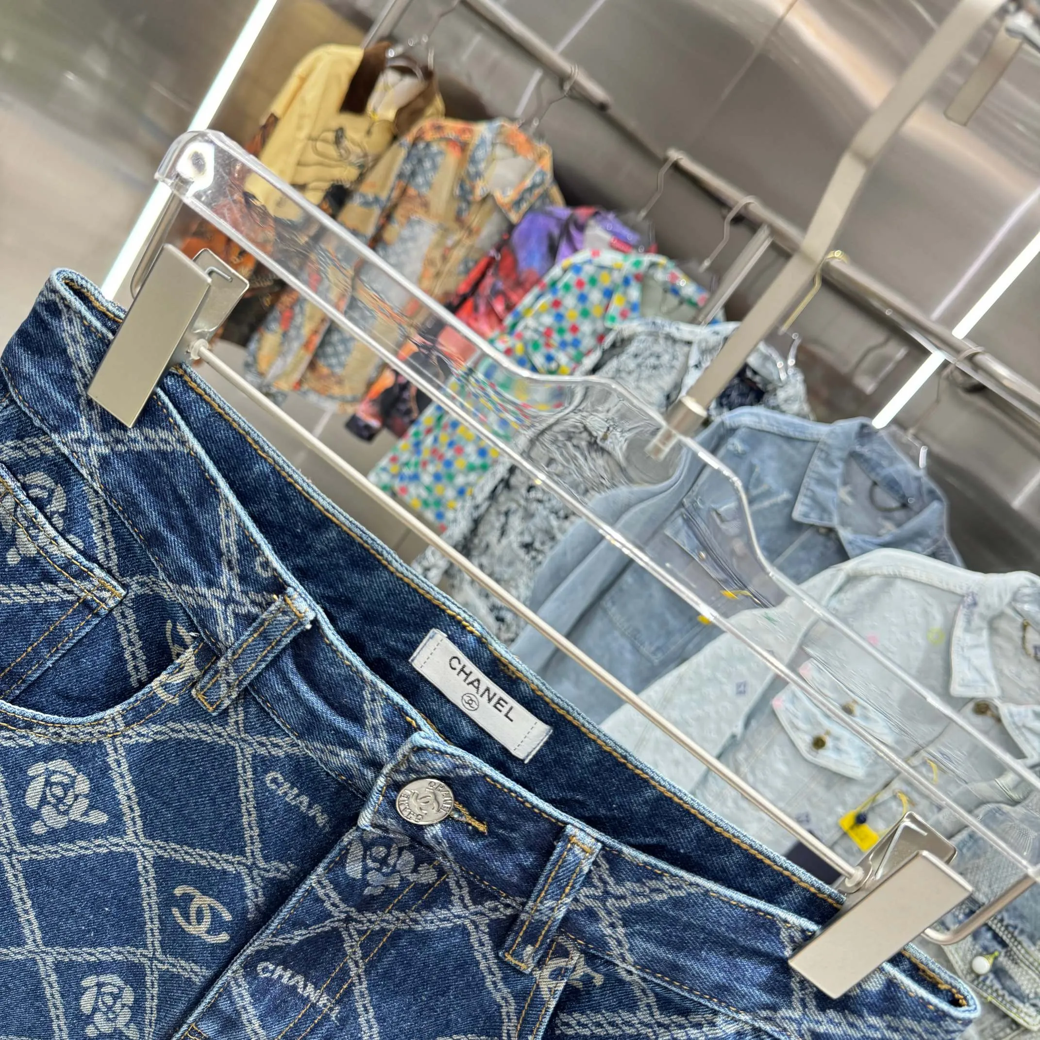 🅿️270 Chanel 25 new products, jeans with letters sprayed all over the body! Specific latest brand leather label blockbuster item ~ private channel rare product! No matter from the pattern, fabric or small details of hardware accessories, you can't be picky! Customer-supplied hardware accessories Imported customer-supplied custom-woven denim cotton fabric, fashionable and individual. Super versatile and good-looking, a must-have for everyone. Very good-looking Size: 28 30 32 34 36 Color: dark blue