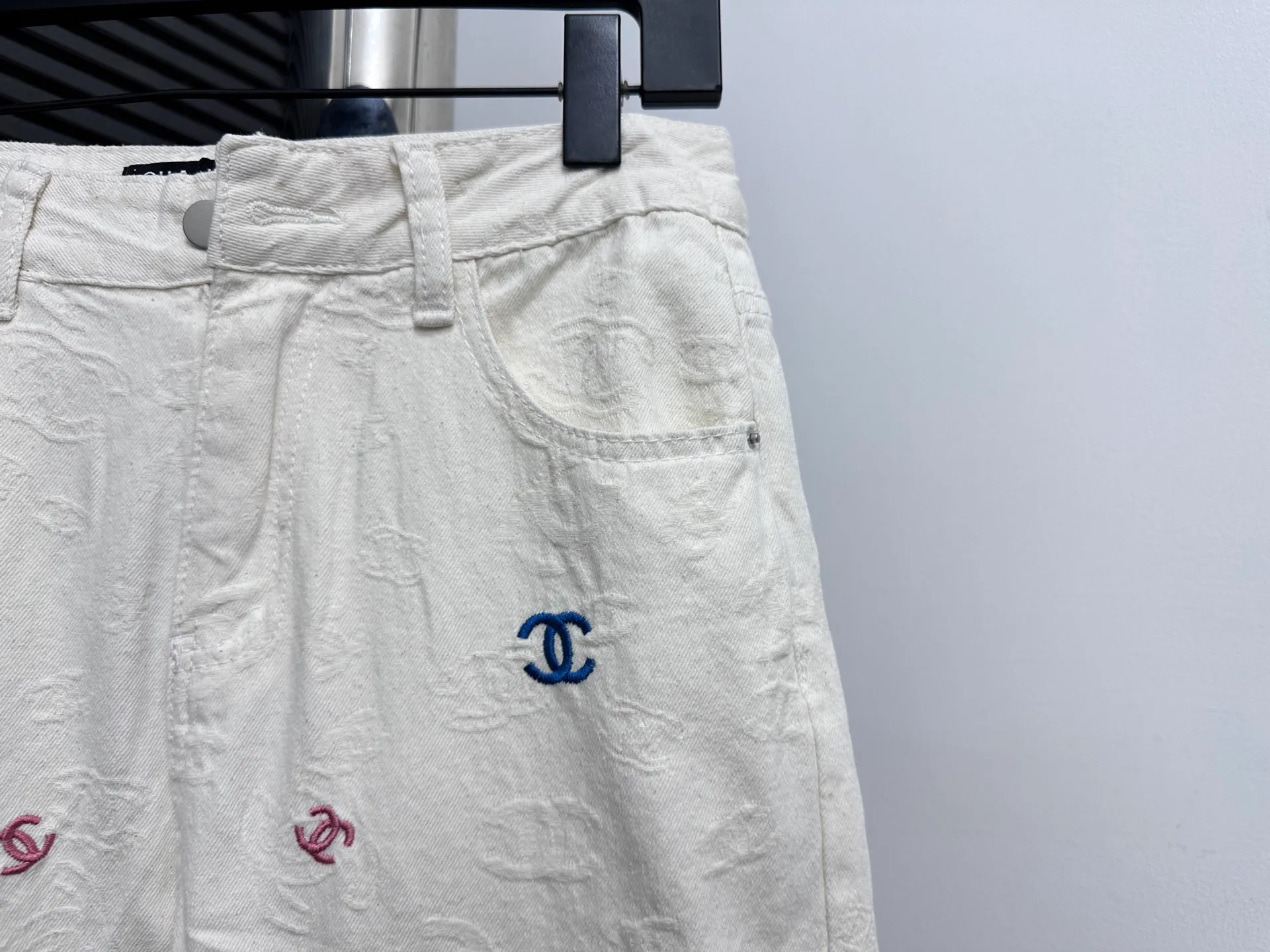 🅿️250 [Chanel] Xiaoxiang all-over printed denim trousers. Lazy style, fashionable and versatile. These jeans are really cool with wide legs. They cover the flesh and trim the crotch. It is good news for girls with voluptuous muscles. This highly recognizable style has a high rate of return. It must be a popular item this year. Size: XS-L