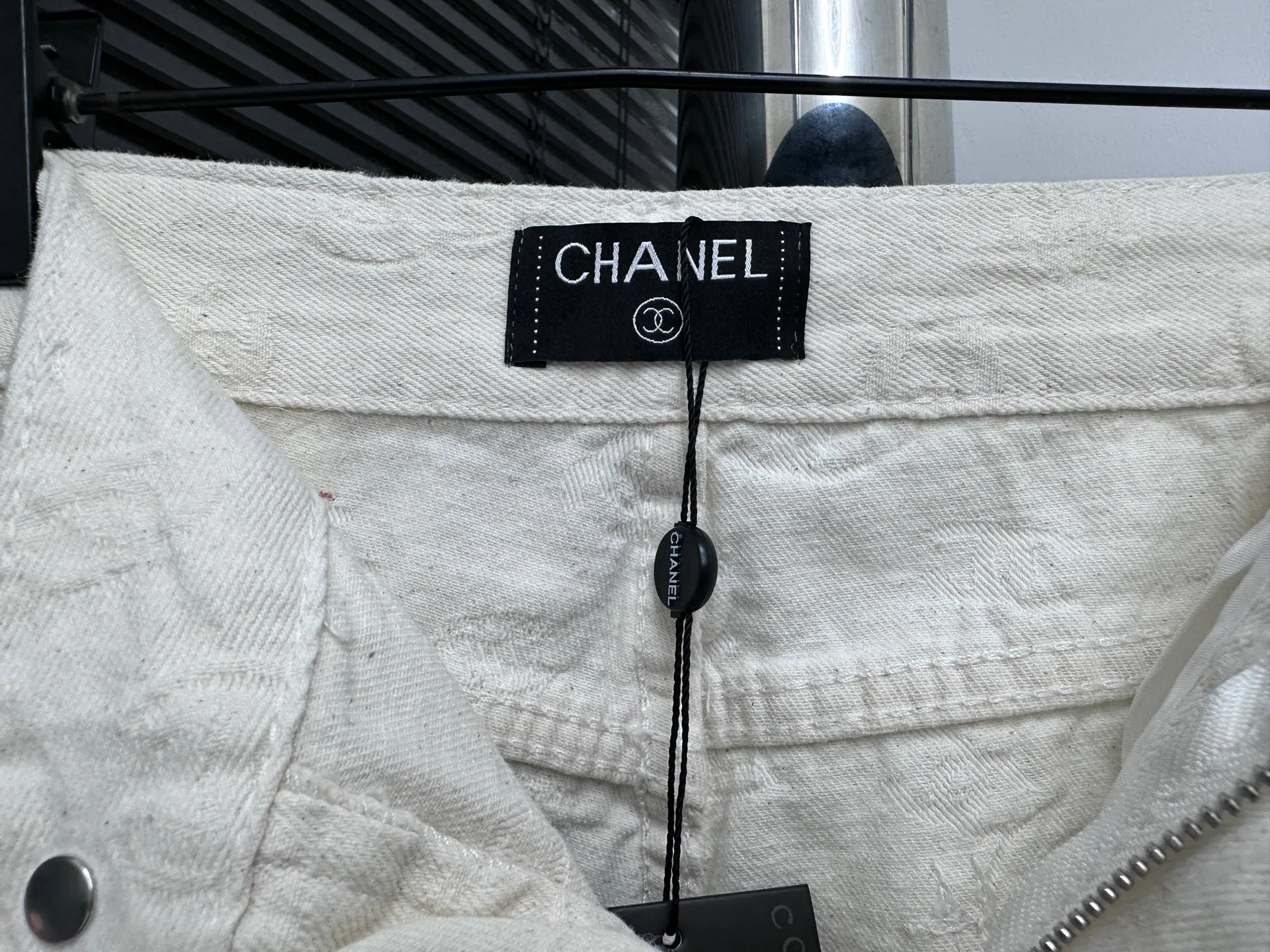 🅿️250 [Chanel] Xiaoxiang all-over printed denim trousers. Lazy style, fashionable and versatile. These jeans are really cool with wide legs. They cover the flesh and trim the crotch. It is good news for girls with voluptuous muscles. This highly recognizable style has a high rate of return. It must be a popular item this year. Size: XS-L