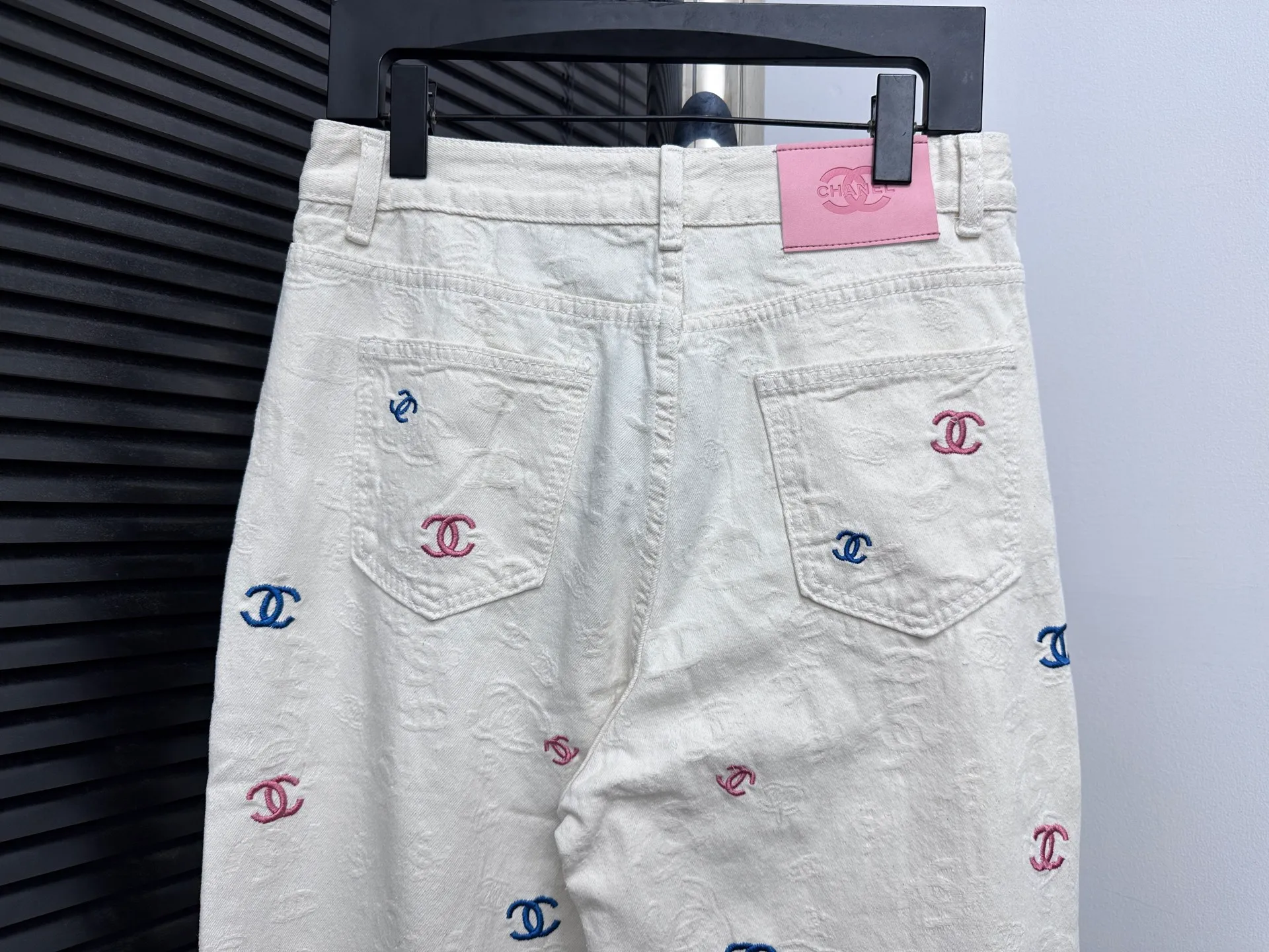 🅿️250 [Chanel] Xiaoxiang all-over printed denim trousers. Lazy style, fashionable and versatile. These jeans are really cool with wide legs. They cover the flesh and trim the crotch. It is good news for girls with voluptuous muscles. This highly recognizable style has a high rate of return. It must be a popular item this year. Size: XS-L