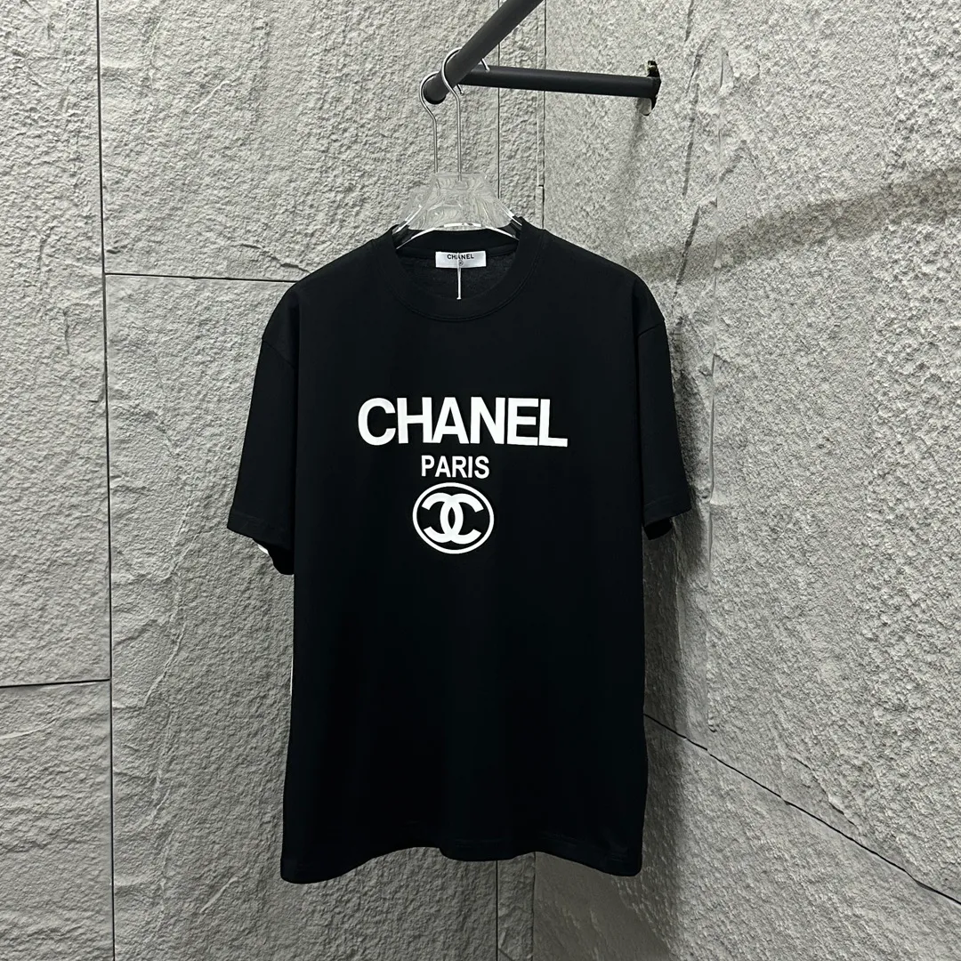 🅿️180 CHANE*Chanel*er 2025 spring and summer new style Classic totem paris letters Three-dimensional silicone technology Customized double yarn plain cotton fabric Short-sleeved T-shirt Unisex Color: Black White Size: S (90-130 pounds) M (120-150 pounds) L (140-165 pounds) XL (160-180 pounds) XXL (180-210 pounds)