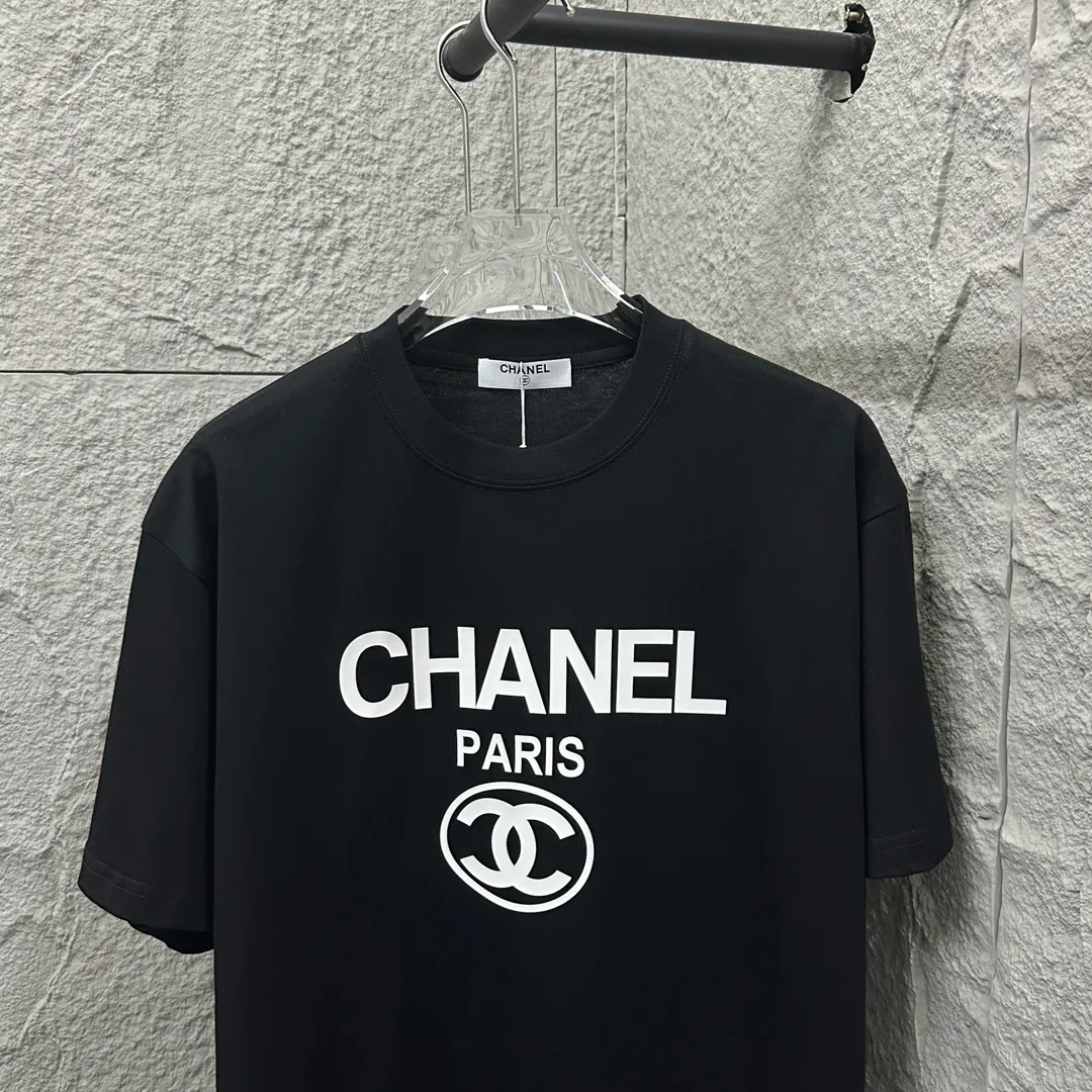 🅿️180 CHANE*Chanel*er 2025 spring and summer new style Classic totem paris letters Three-dimensional silicone technology Customized double yarn plain cotton fabric Short-sleeved T-shirt Unisex Color: Black White Size: S (90-130 pounds) M (120-150 pounds) L (140-165 pounds) XL (160-180 pounds) XXL (180-210 pounds)