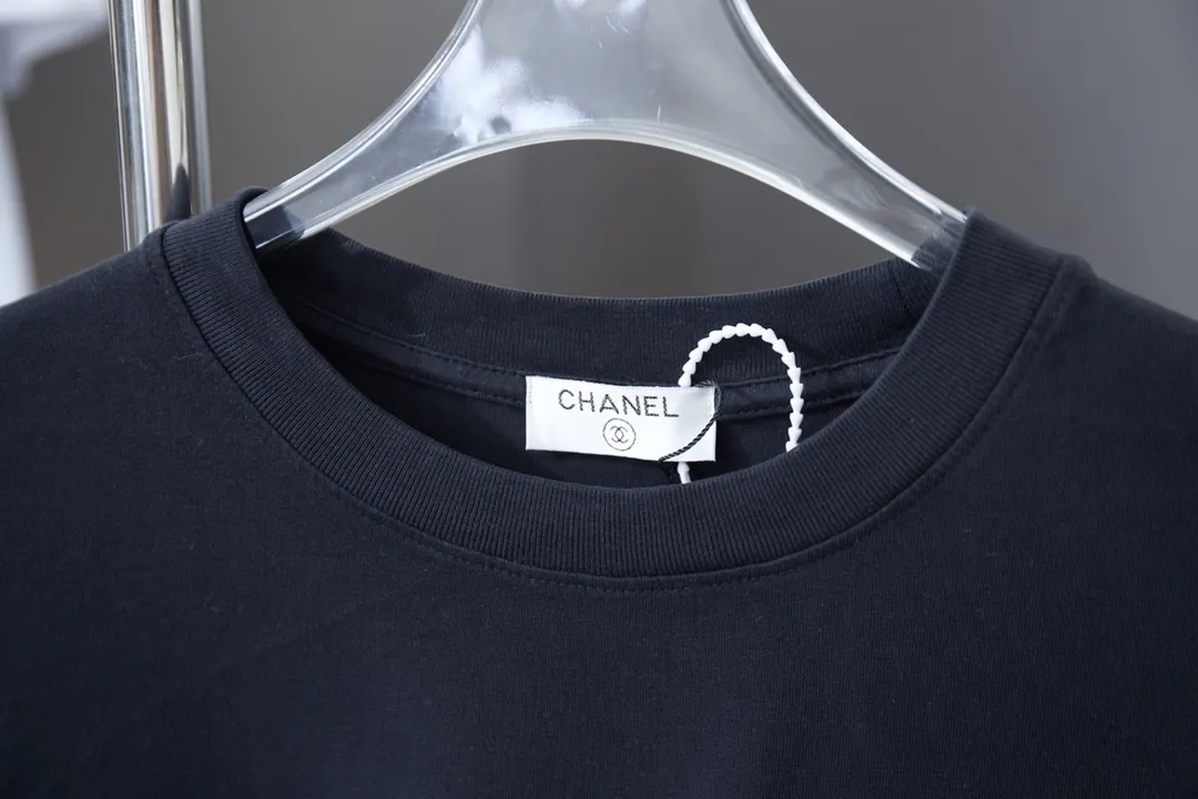 🅿️210 CHAN*L Xiaoxiangfeng 25SS early spring new style Classic letter printed diamond short sleeves Light luxury essential item for daily commuting for men and women Correct version Welcome to compare Detailed features · 280g 100% pure cotton double yarn jersey fabric · Custom dyed in the same vat, special thickened 32 pieces double strand 1X1 thread · Graffiti hand-painted pattern printing ➕ Imported Australian diamonds high temperature hot stamping. Ready-made garments are dyed Then do the faded fried snowflake process, then wash with water to make it look old. General washing to improve the effect · Double-needle stitching across seams · Original main mark, washed tag, branded moisture-proof paper packaging Color: black/pink/blue Size: S/M/L/XL