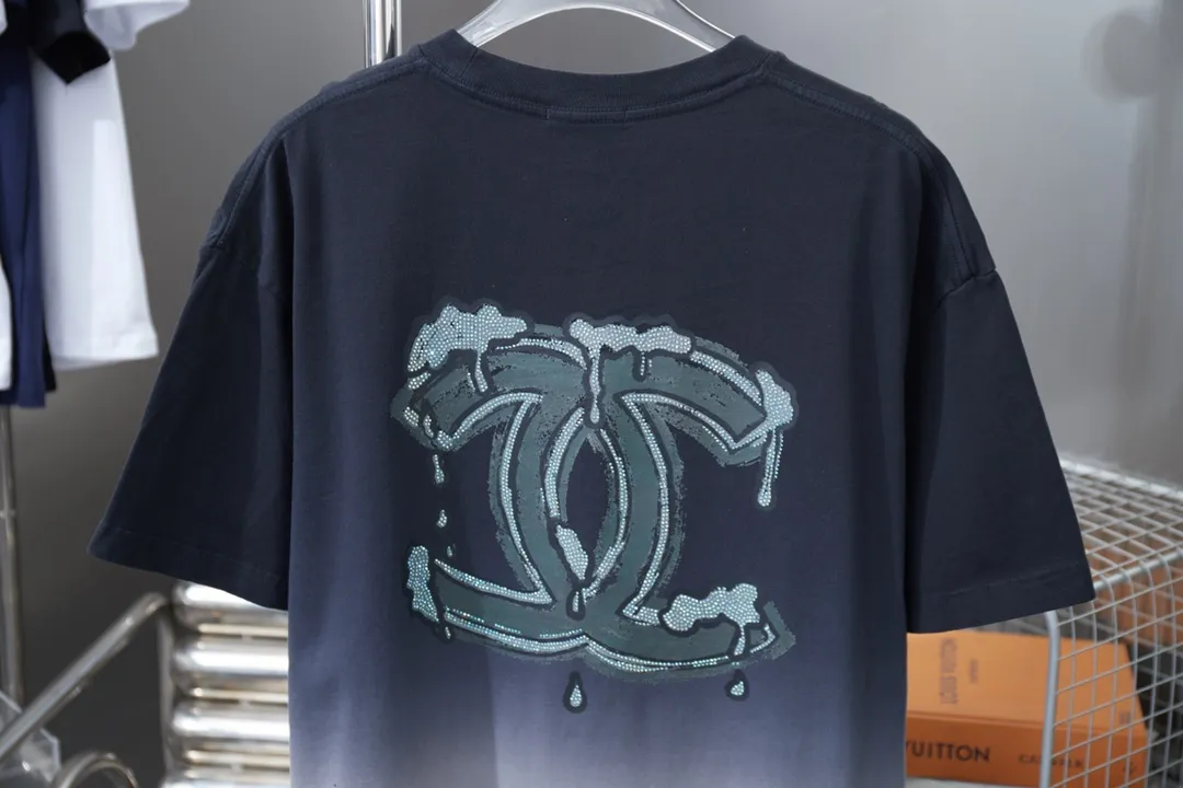 🅿️210 CHAN*L Xiaoxiangfeng 25SS early spring new style Classic letter printed diamond short sleeves Light luxury essential item for daily commuting for men and women Correct version Welcome to compare Detailed features · 280g 100% pure cotton double yarn jersey fabric · Custom dyed in the same vat, special thickened 32 pieces double strand 1X1 thread · Graffiti hand-painted pattern printing ➕ Imported Australian diamonds high temperature hot stamping. Ready-made garments are dyed Then do the faded fried snowflake process, then wash with water to make it look old. General washing to improve the effect · Double-needle stitching across seams · Original main mark, washed tag, branded moisture-proof paper packaging Color: black/pink/blue Size: S/M/L/XL