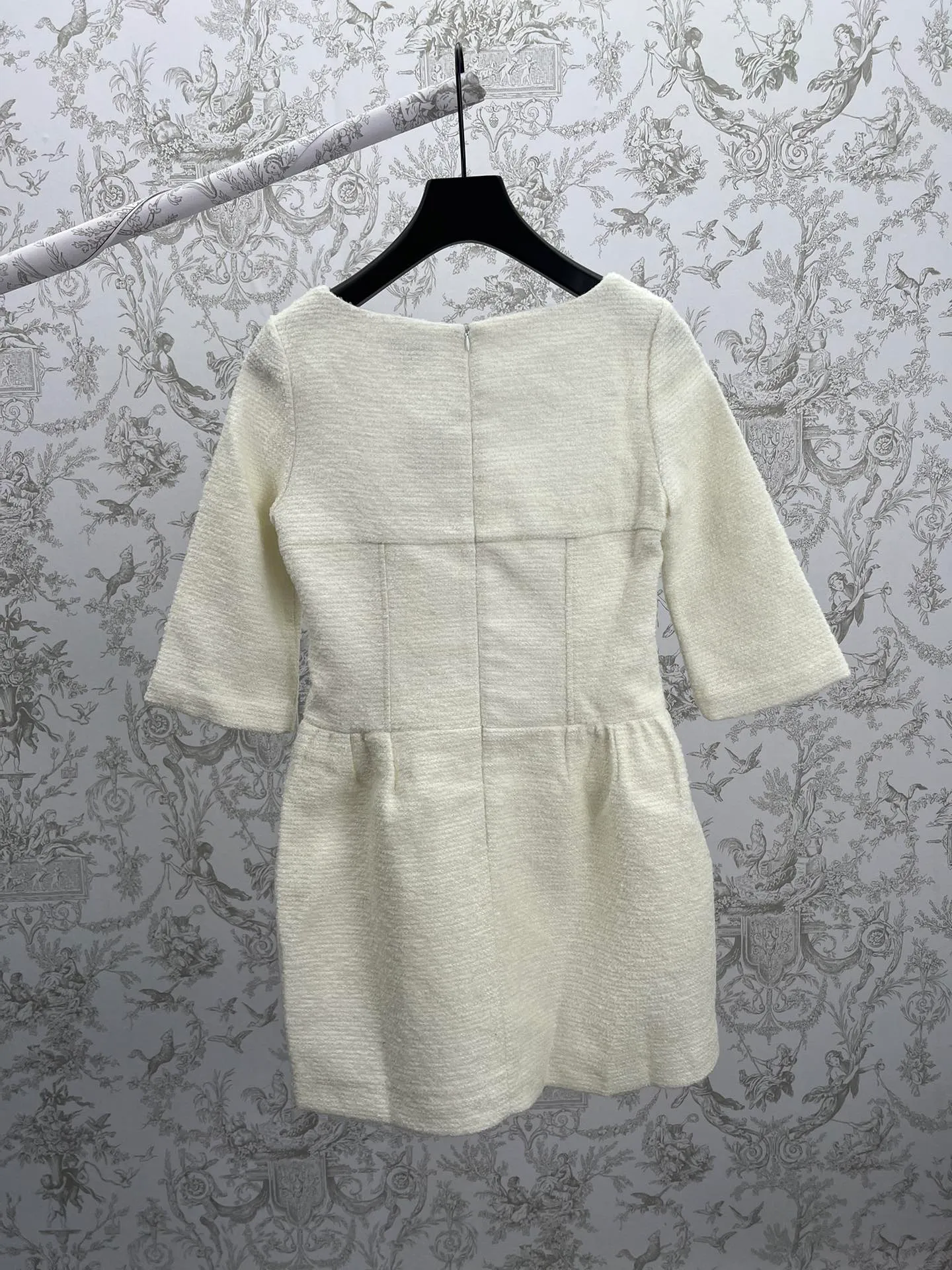 🅿️540 Chanel 25ss new mid-sleeve round neck dress. Ready-made woven texture, wide round neckline to increase skin exposure, visually slimmer. Bust and waist contour, slim and narrow processing, full of eye-catching highlights, double C logo on the waist. Code number: S.M.L