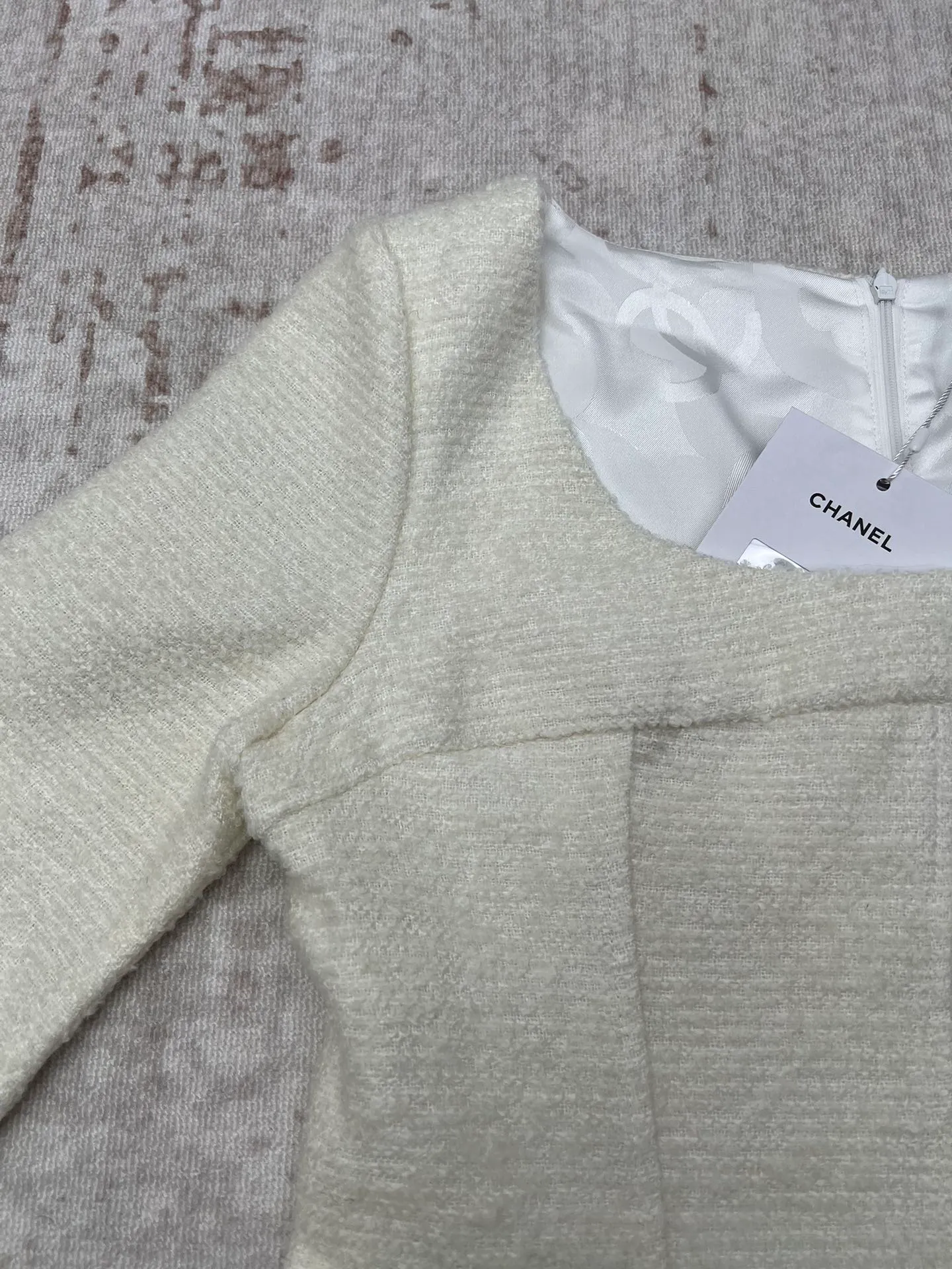 🅿️540 Chanel 25ss new mid-sleeve round neck dress. Ready-made woven texture, wide round neckline to increase skin exposure, visually slimmer. Bust and waist contour, slim and narrow processing, full of eye-catching highlights, double C logo on the waist. Code number: S.M.L