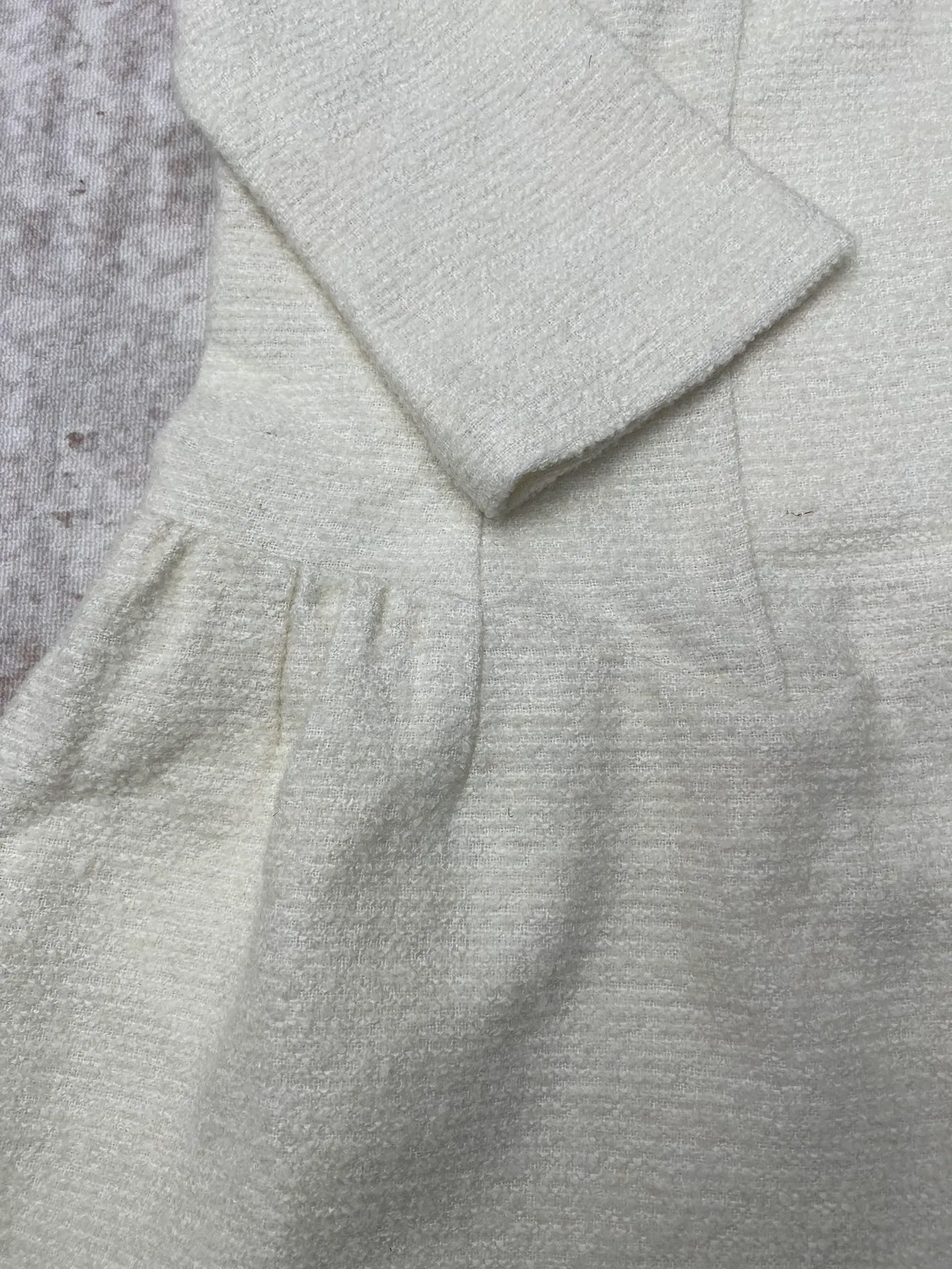 🅿️540 Chanel 25ss new mid-sleeve round neck dress. Ready-made woven texture, wide round neckline to increase skin exposure, visually slimmer. Bust and waist contour, slim and narrow processing, full of eye-catching highlights, double C logo on the waist. Code number: S.M.L