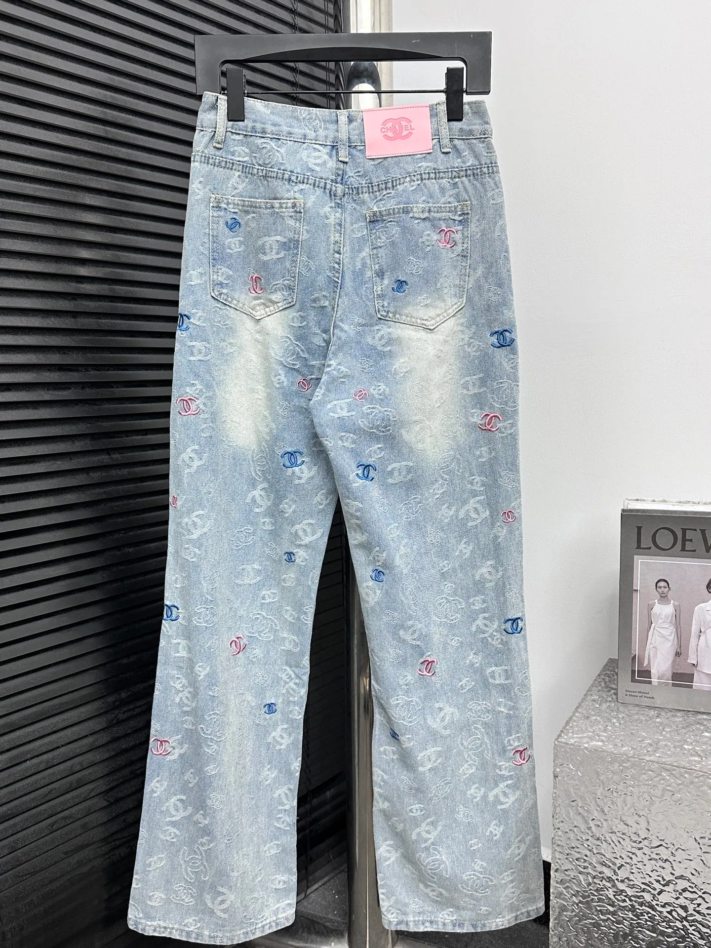 🅿️250 [Chanel] Xiaoxiang all-over printed denim trousers. Lazy style, fashionable and versatile. These jeans are really cool with wide legs. They cover the flesh and trim the crotch. It is good news for girls with voluptuous muscles. This highly recognizable style has a high rate of return. It must be a popular item this year. Size: XS-L