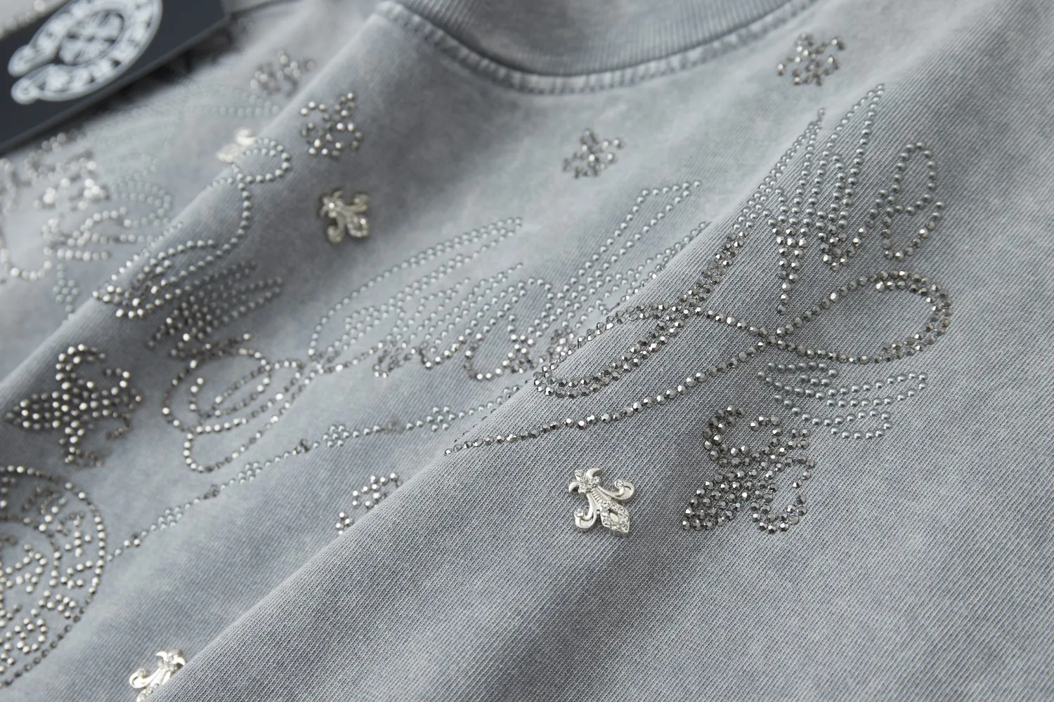 🅿️220 ✨CH✨🆕25SS spring and summer new style Crow ✝ embroidered short-sleeved frame Light luxury essential item for daily commuting for men and women Correct version Welcome to compare Detailed features · 280g 100% pure cotton double yarn jersey fabric · Custom dyed in the same vat, special thickened 32 count double-ply 1X1 thread · Imported Australian pearlescent diamonds ✝ pattern ➕ high-temperature stamping of hardware letters. Dyeing of ready-made garments, then faded and fried snowflake process, then washed to make it look old. General washing to improve the effect · Double-needle stitching and cross-stitch process · Original main mark washed tag brand moisture-proof paper packaging Color: black/grey/apricot Size: S/M/L/XL