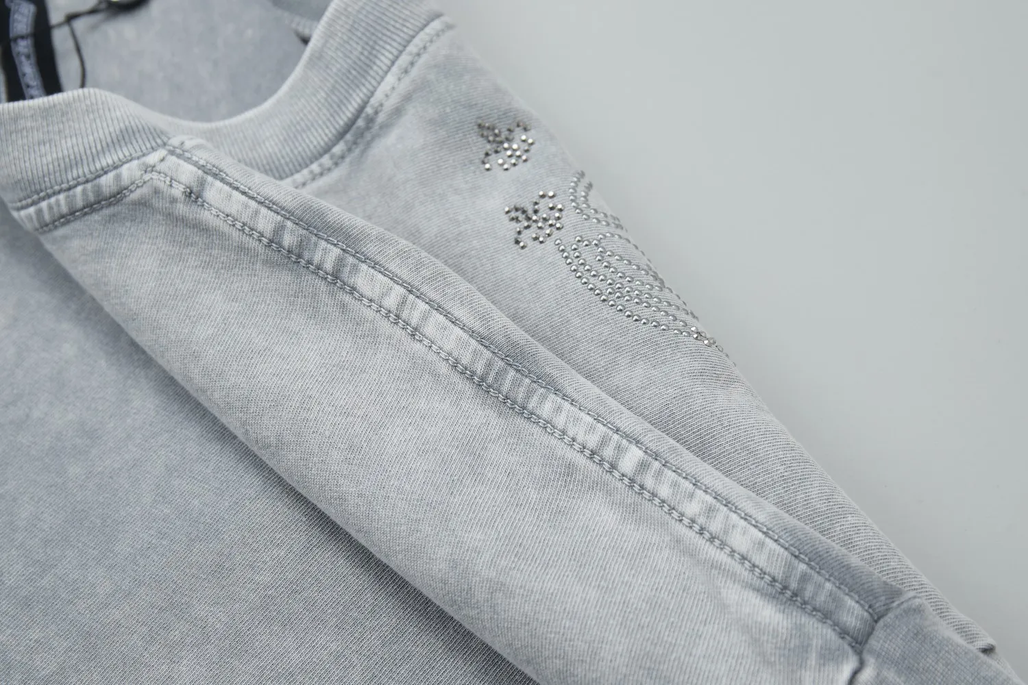 🅿️220 ✨CH✨🆕25SS spring and summer new style Crow ✝ embroidered short-sleeved frame Light luxury essential item for daily commuting for men and women Correct version Welcome to compare Detailed features · 280g 100% pure cotton double yarn jersey fabric · Custom dyed in the same vat, special thickened 32 count double-ply 1X1 thread · Imported Australian pearlescent diamonds ✝ pattern ➕ high-temperature stamping of hardware letters. Dyeing of ready-made garments, then faded and fried snowflake process, then washed to make it look old. General washing to improve the effect · Double-needle stitching and cross-stitch process · Original main mark washed tag brand moisture-proof paper packaging Color: black/grey/apricot Size: S/M/L/XL