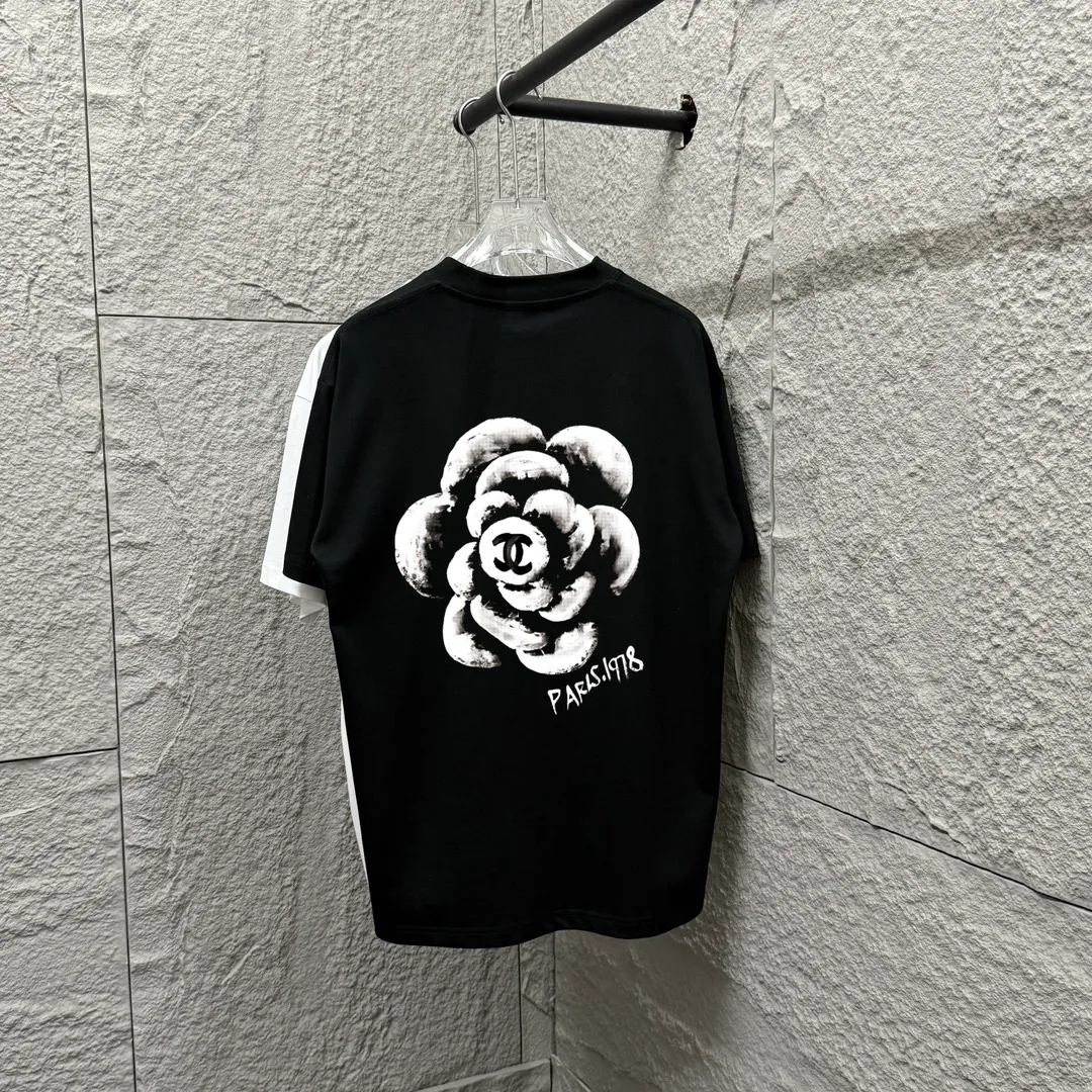 🅿️180 CHANE*Chanel*er 2025 spring and summer new style Classic letter printing Big flower personalized signature printing on the back Customized double yarn plain cotton fabric Short-sleeved T-shirt Unisex Size: S (90-130 catties) M (120-150 catties) L (140-165 catties) XL (160-180 catties) XXL (180-210 pounds) Color: black white
