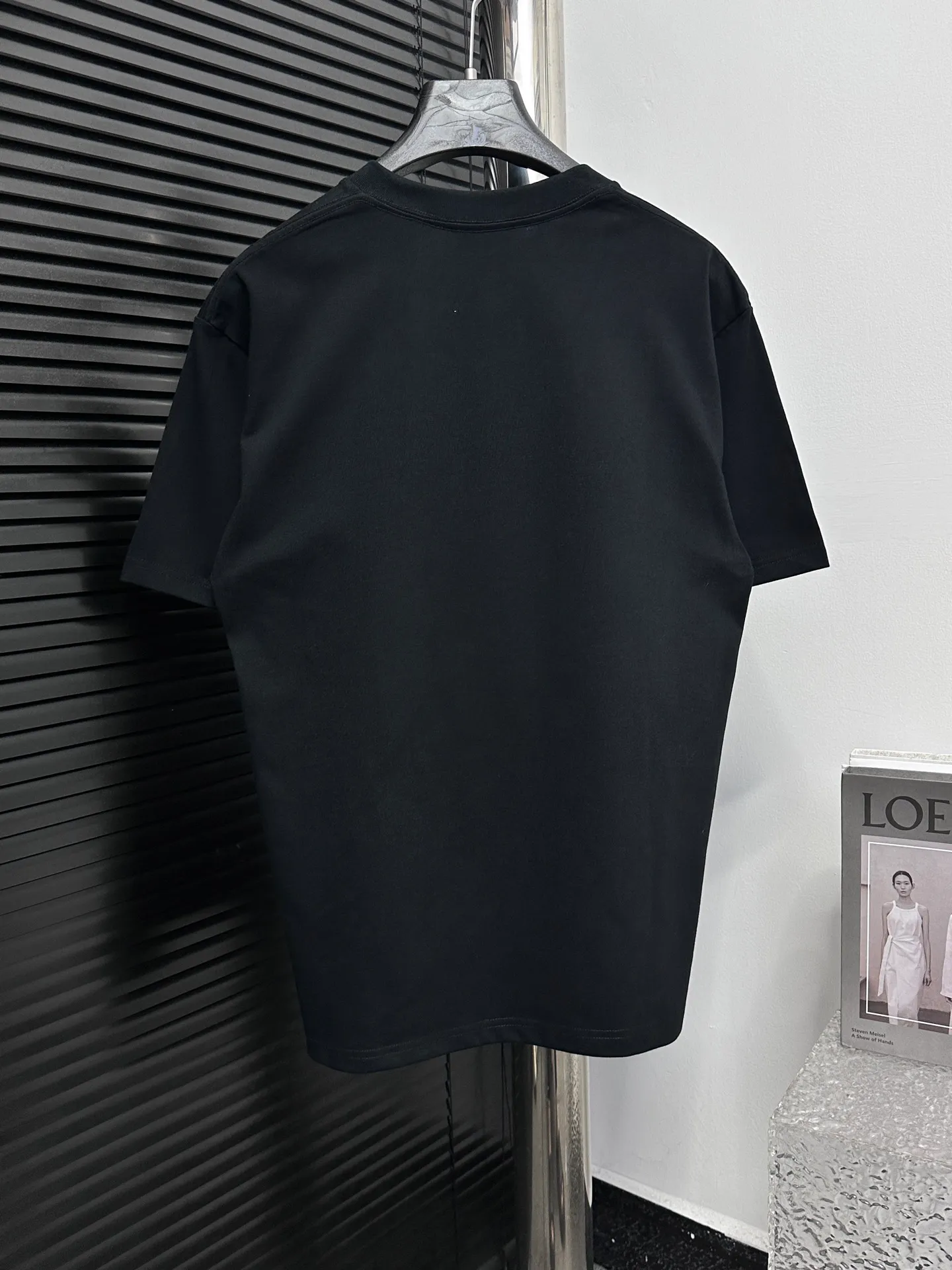 🅿️180 【ChaneL】Xiaoxiangfeng 25ss new round neck T-shirt. Pure cotton fabric, washed, soft and skin-friendly. The workmanship is meticulous, the thickness is moderate, the shape is simple and refined, independent and elegant. The same style for men and women, loose fit, fashionable and versatile for all ages. Color: Black White Size: S-XL