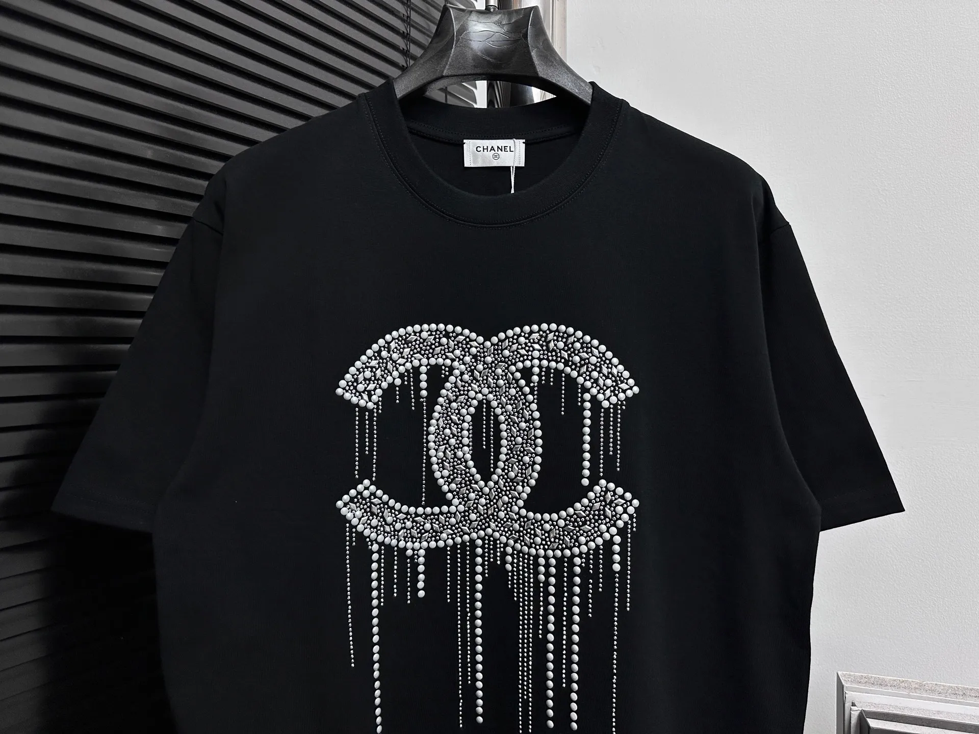 🅿️180 【ChaneL】Xiaoxiangfeng 25ss new round neck T-shirt. Pure cotton fabric, washed, soft and skin-friendly. The workmanship is meticulous, the thickness is moderate, the shape is simple and refined, independent and elegant. The same style for men and women, loose fit, fashionable and versatile for all ages. Color: Black White Size: S-XL
